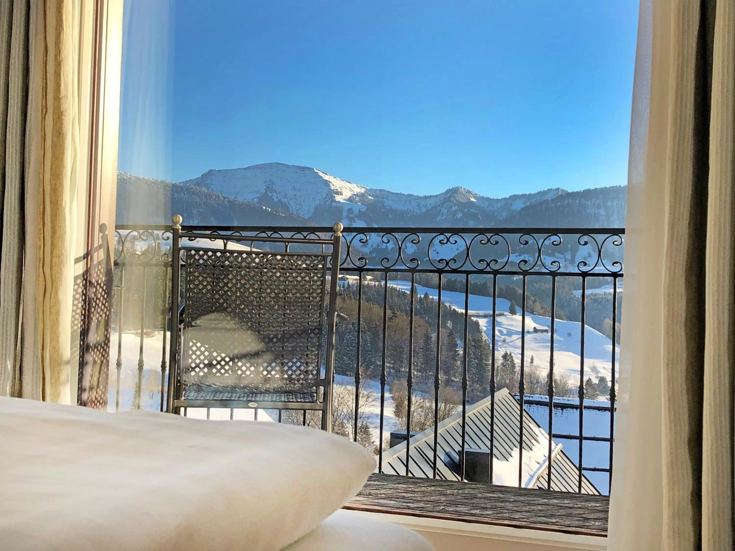 Mountain view, Bed in Hotel Bayerischer Hof