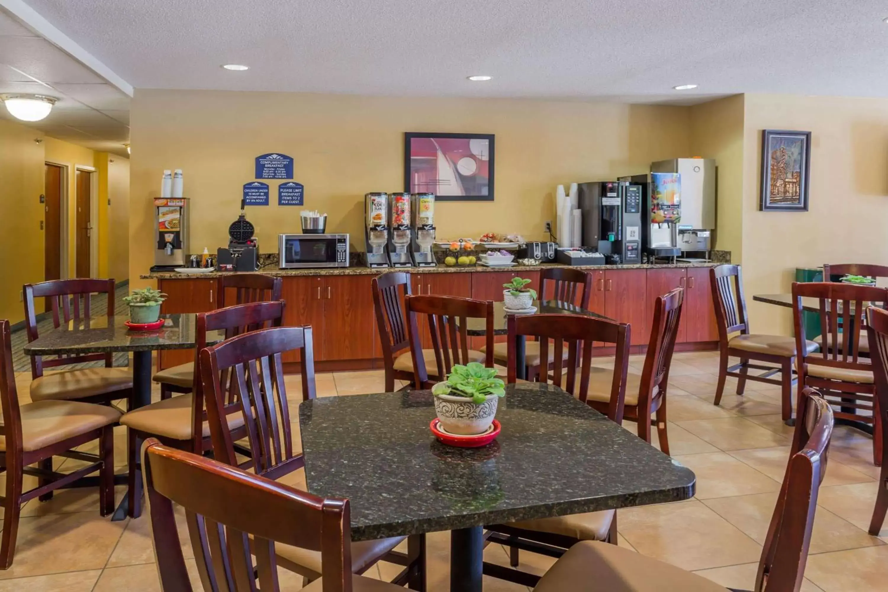 Restaurant/Places to Eat in Microtel Inn & Suites by Wyndham Hillsborough