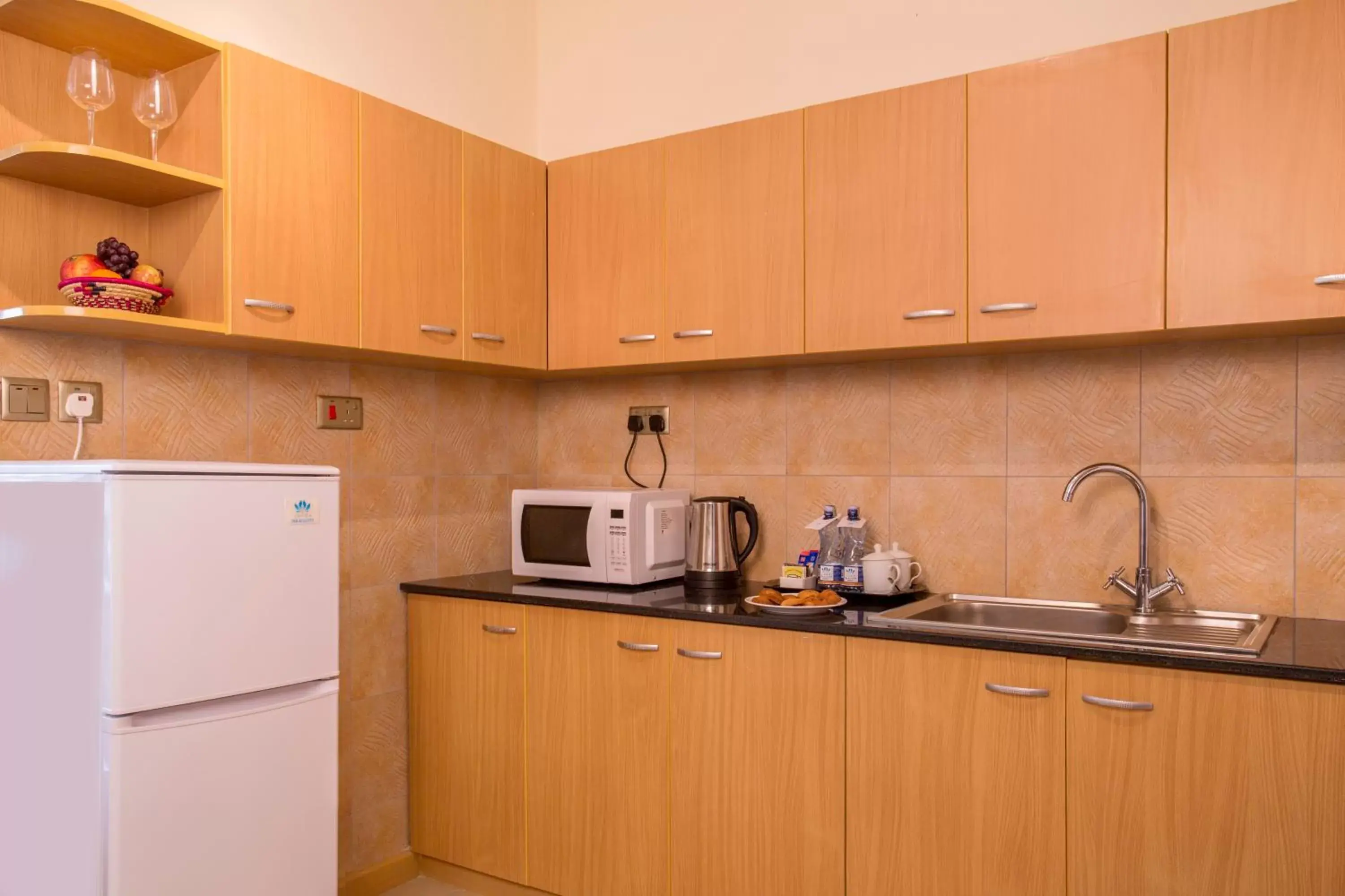 Coffee/tea facilities, Kitchen/Kitchenette in Lotos Inn & Suites, Nairobi