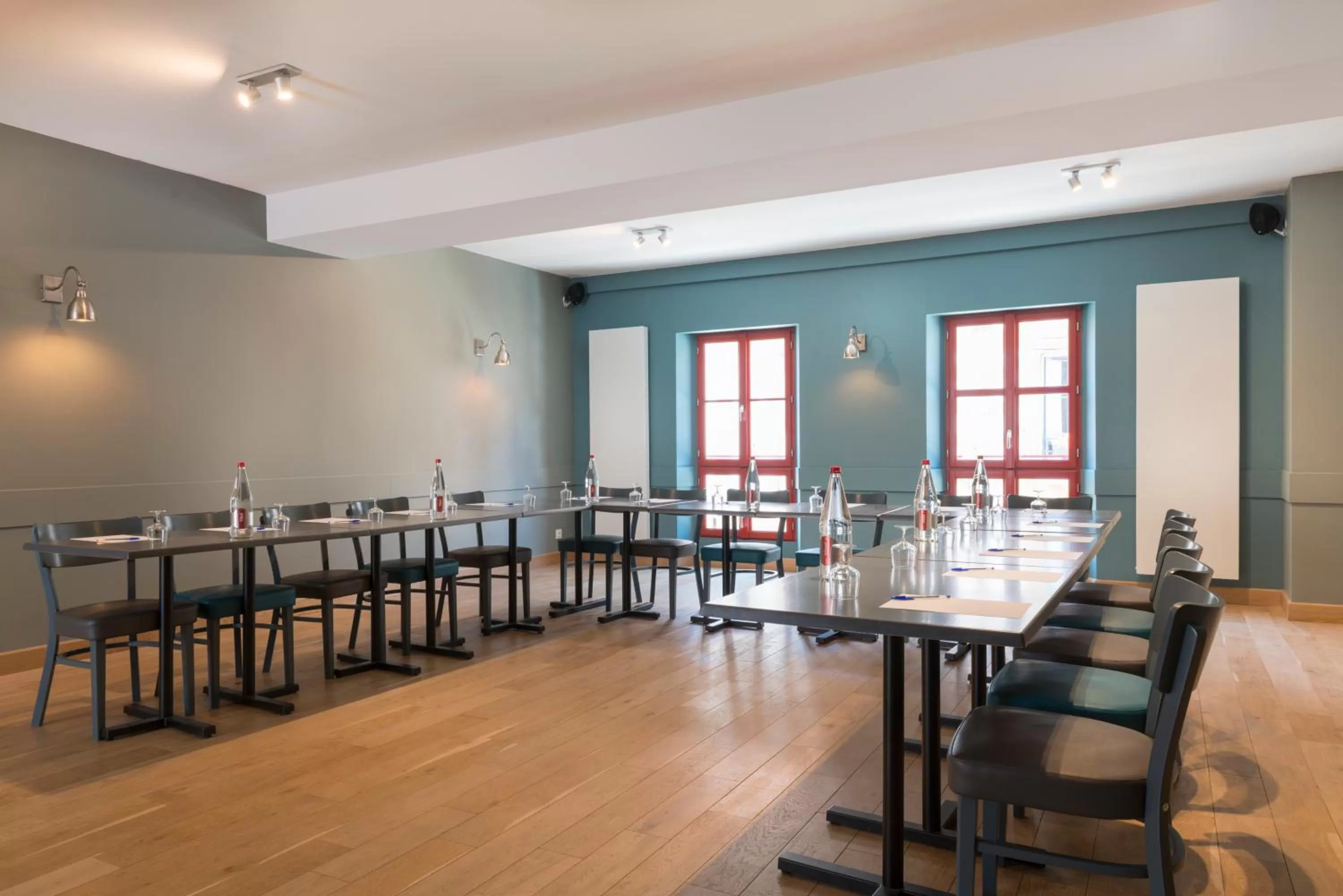 Meeting/conference room in Hôtel Aux Vieux Remparts, The Originals Relais