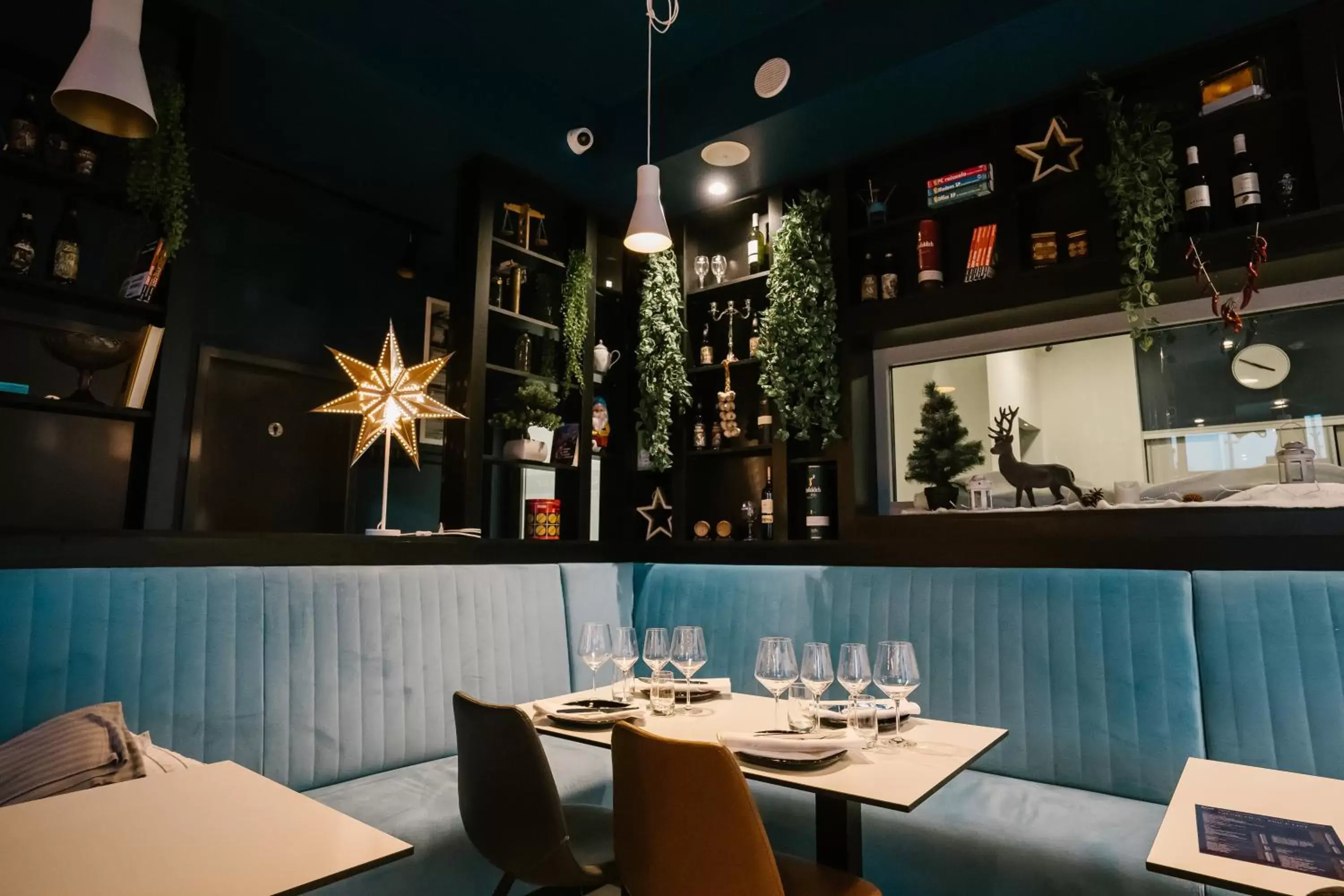 Restaurant/places to eat in Hotel Blue Restaurant/places to eat in Hotel Blue