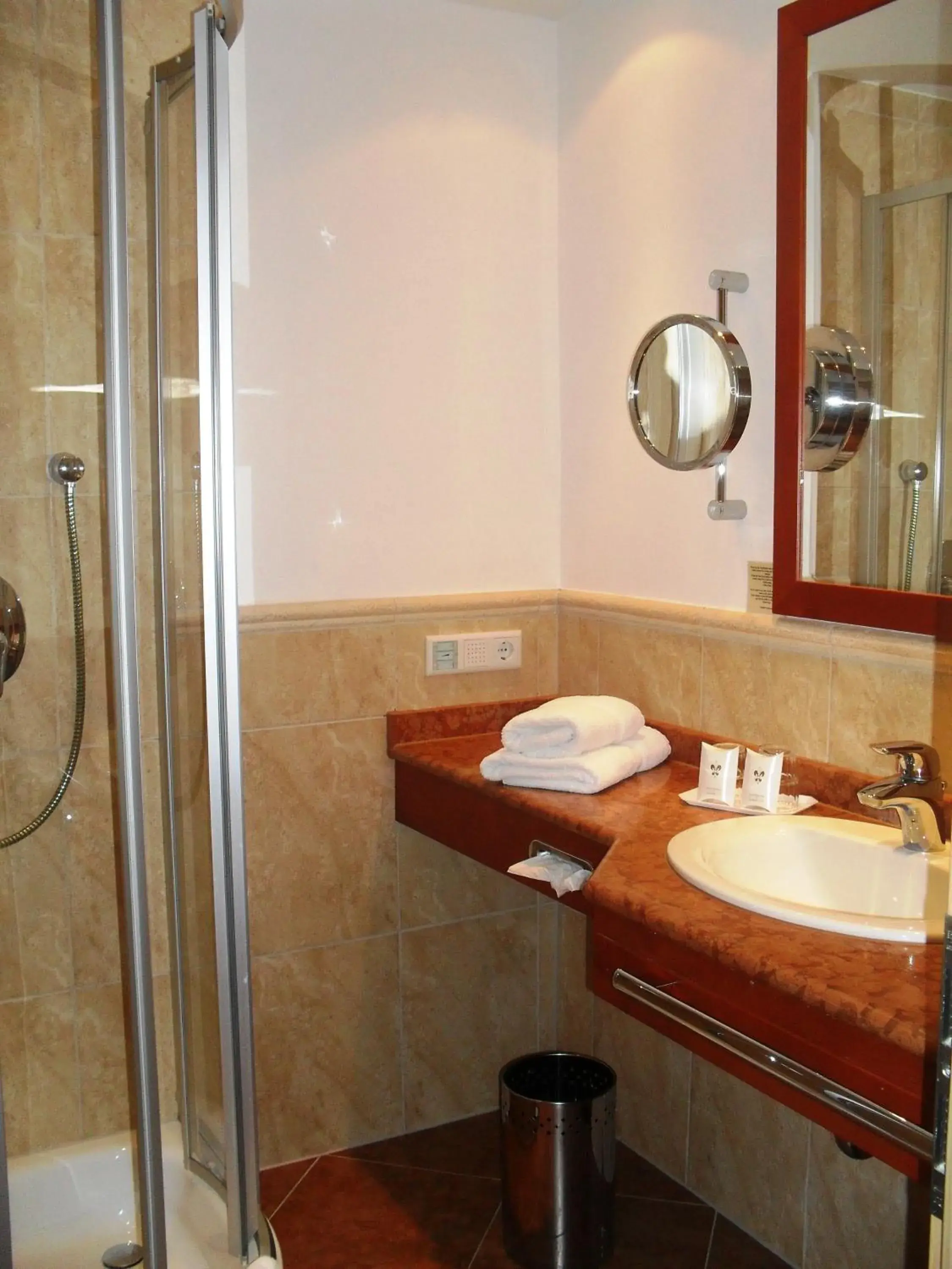 Bathroom in Landhotel Schermer