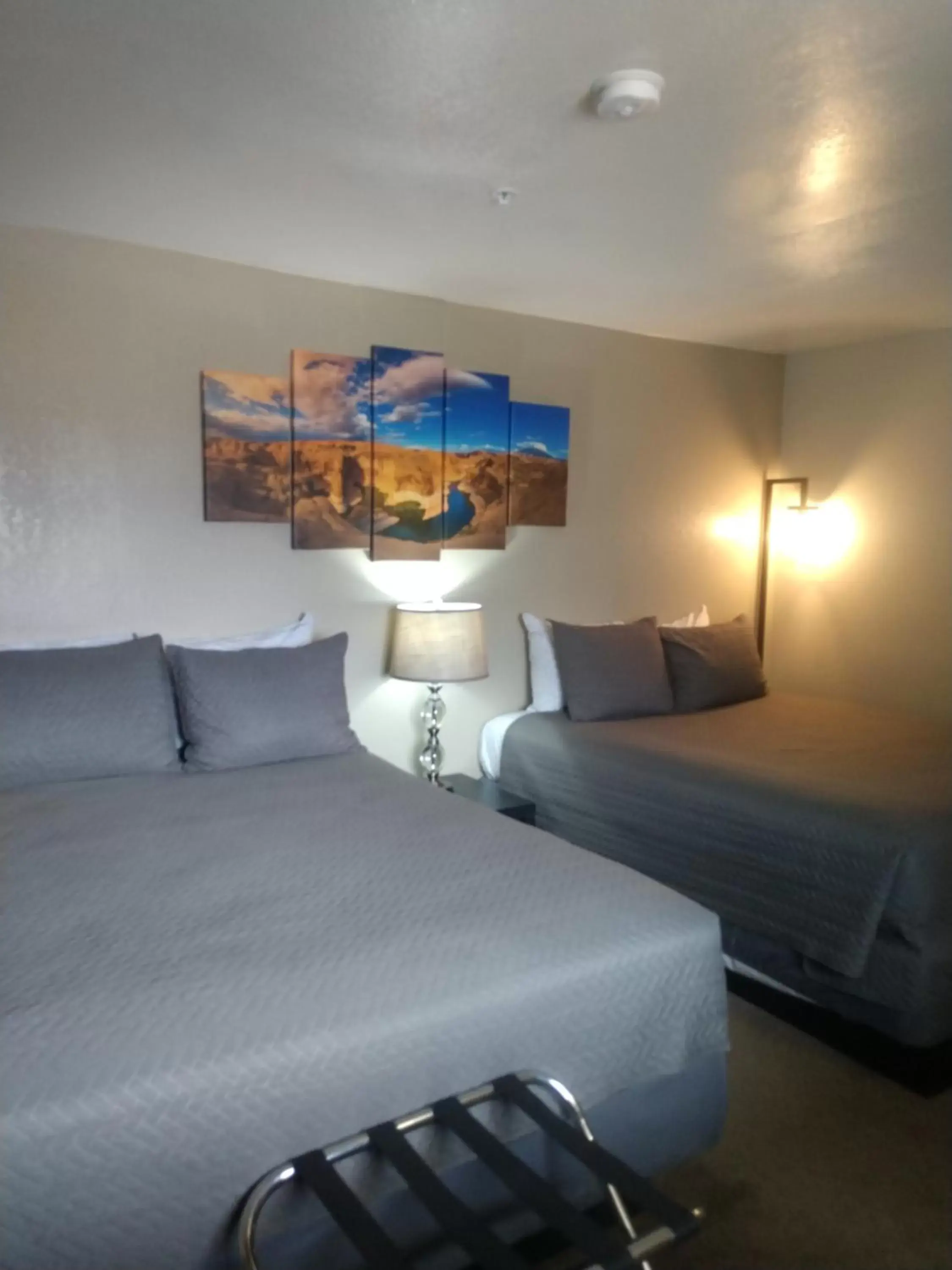 Standard Queen Room with Two Queen Beds in Red Rock Motel Standard Queen Room with Two Queen Beds in Red Rock Motel