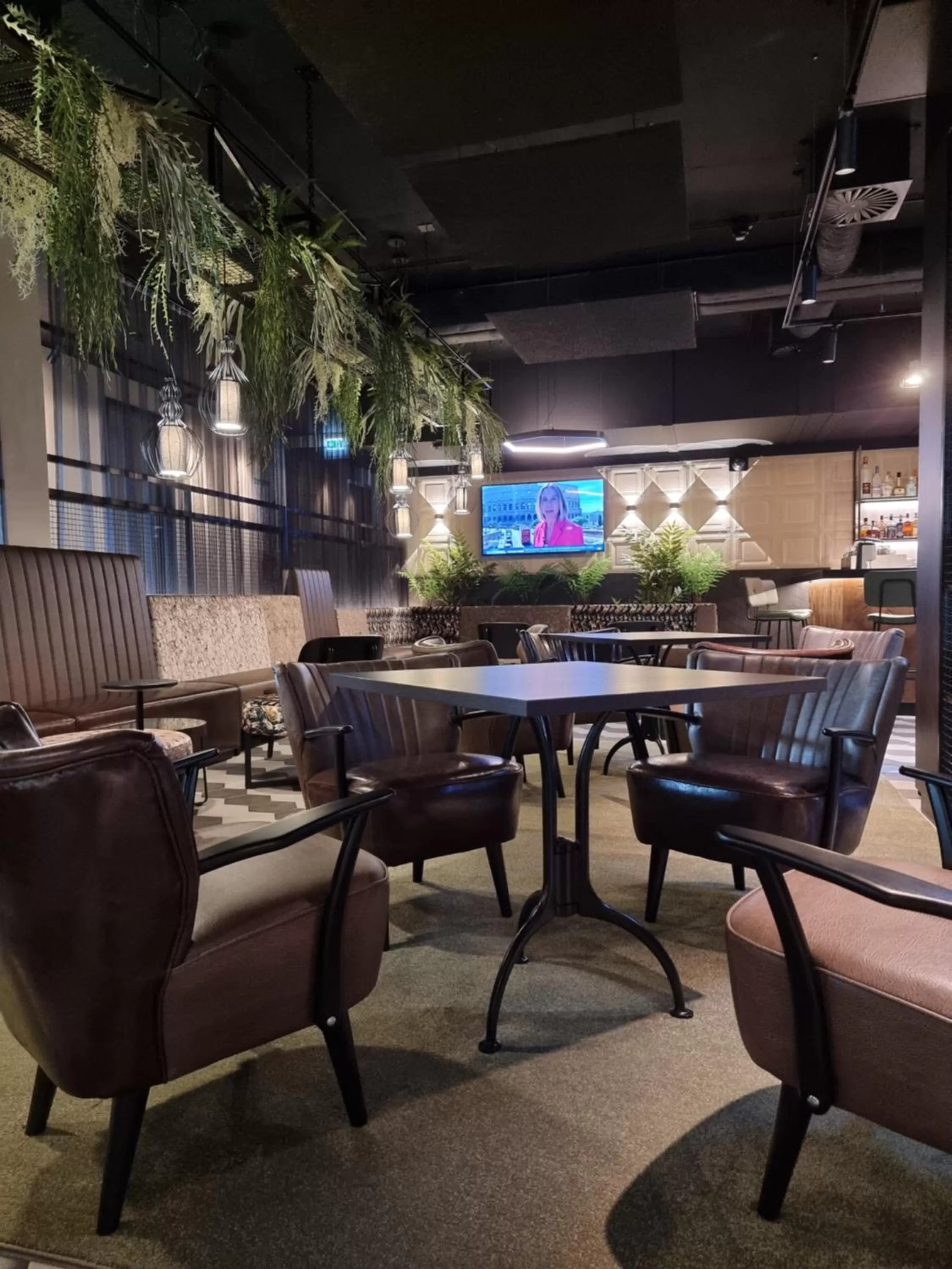 Restaurant/places to eat in FreshSuites & Bar