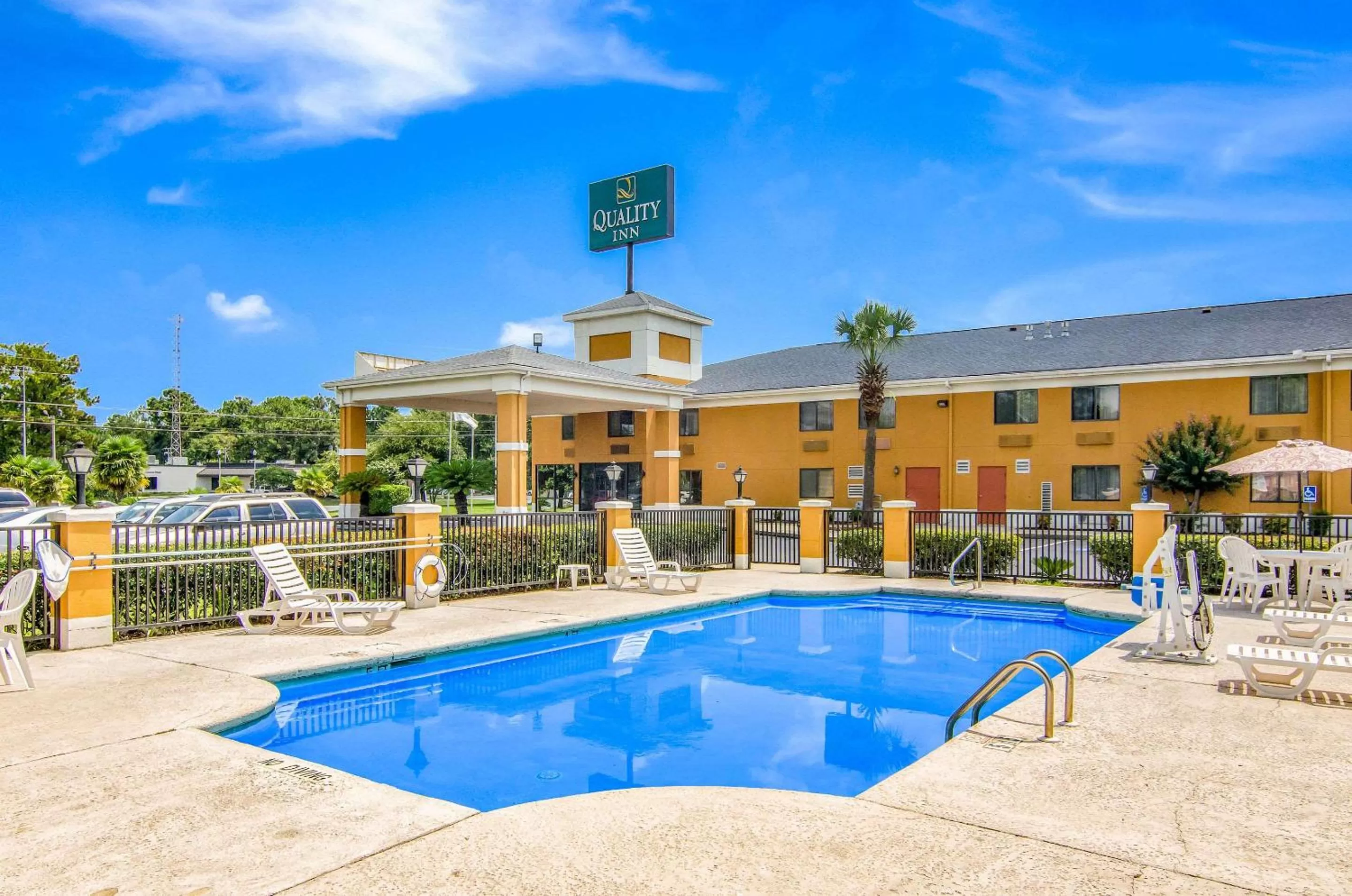 Swimming pool in Quality Inn near University of Mobile