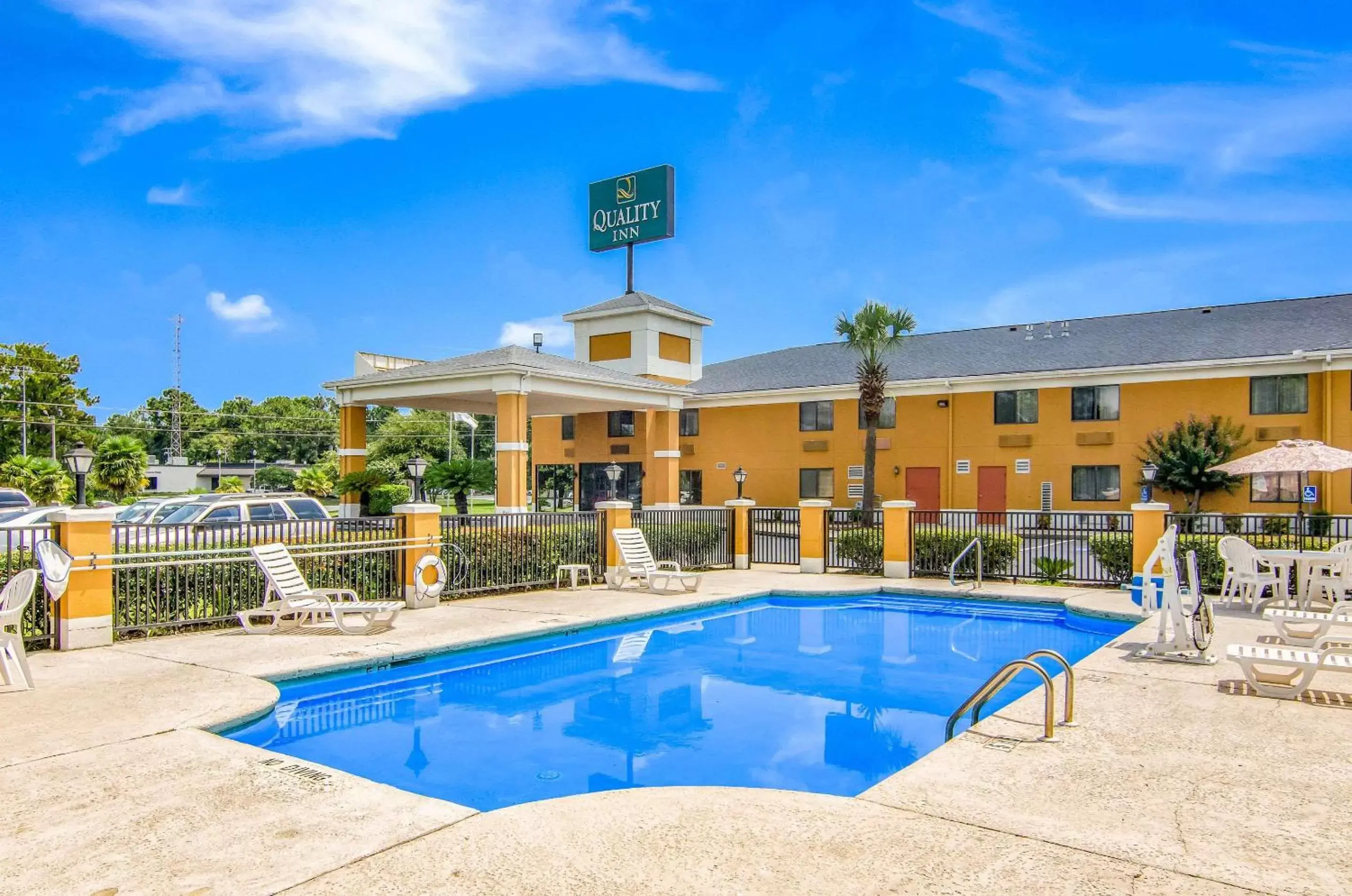 Swimming pool, Property Building in Quality Inn Saraland