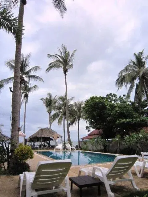 Swimming pool in Moonwalk Lanta Resort