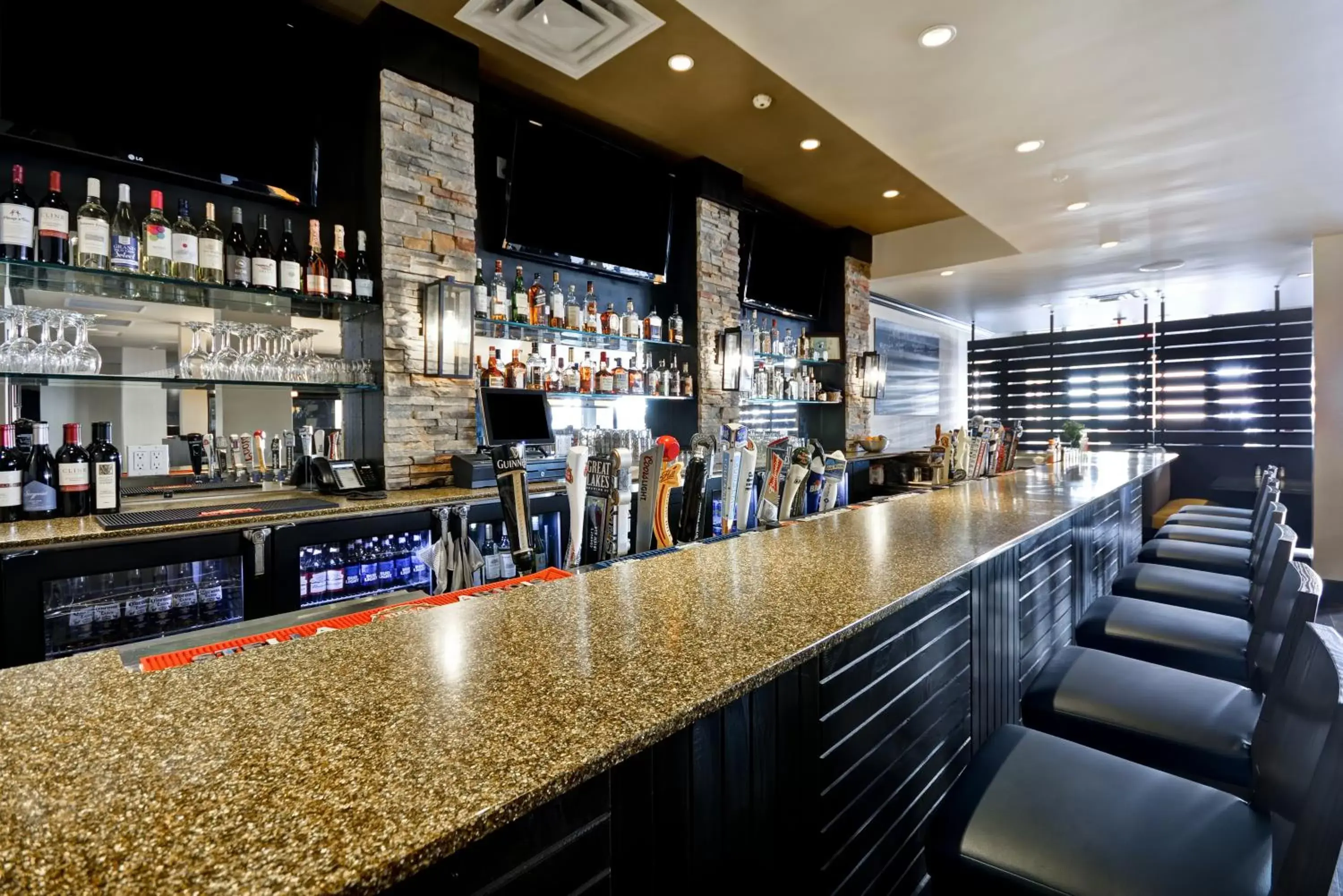 Restaurant/places to eat, Lounge/Bar in Holiday Inn Hotel Detroit Metro Airport, an IHG Hotel