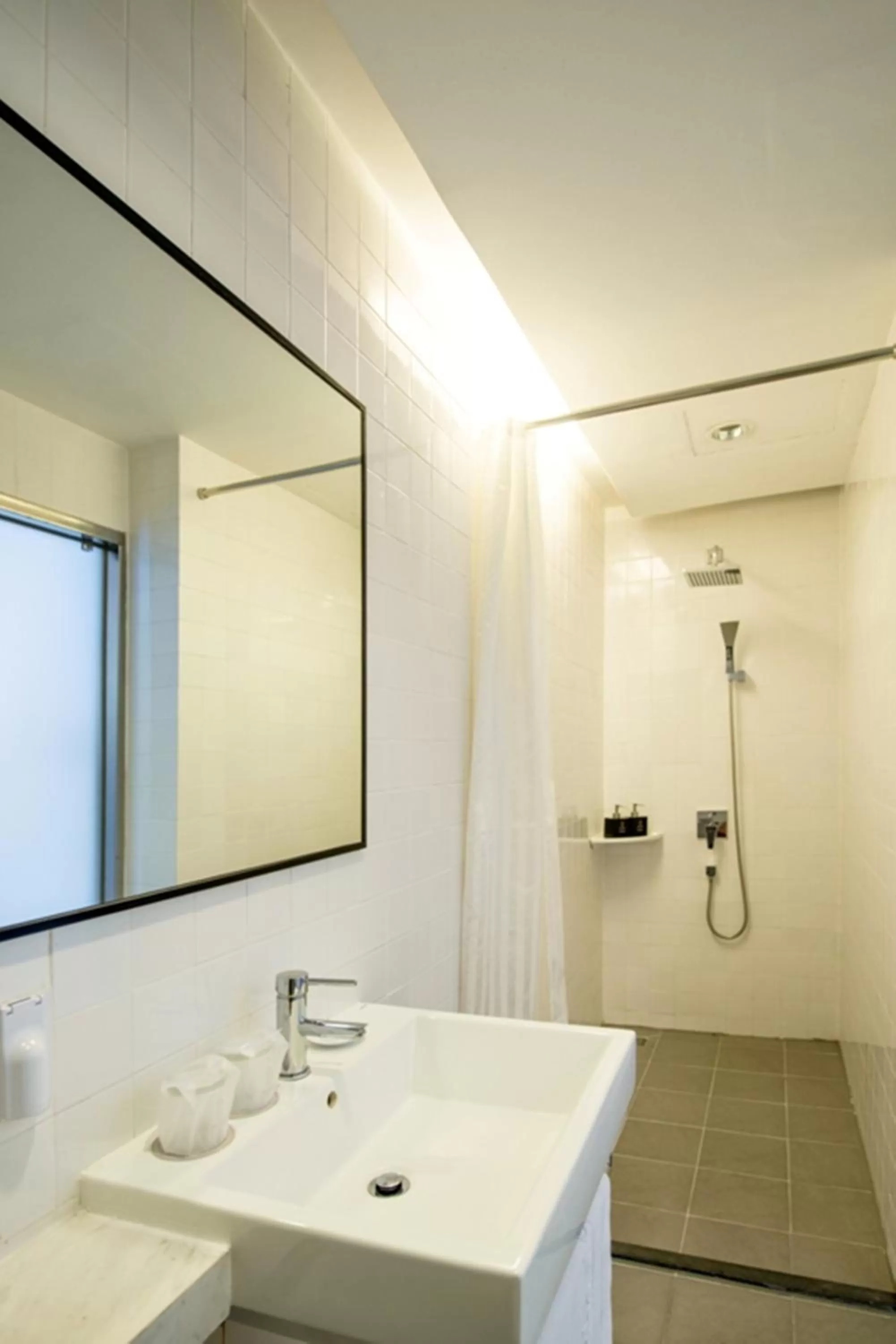 Bathroom in The Alcove Library Hotel