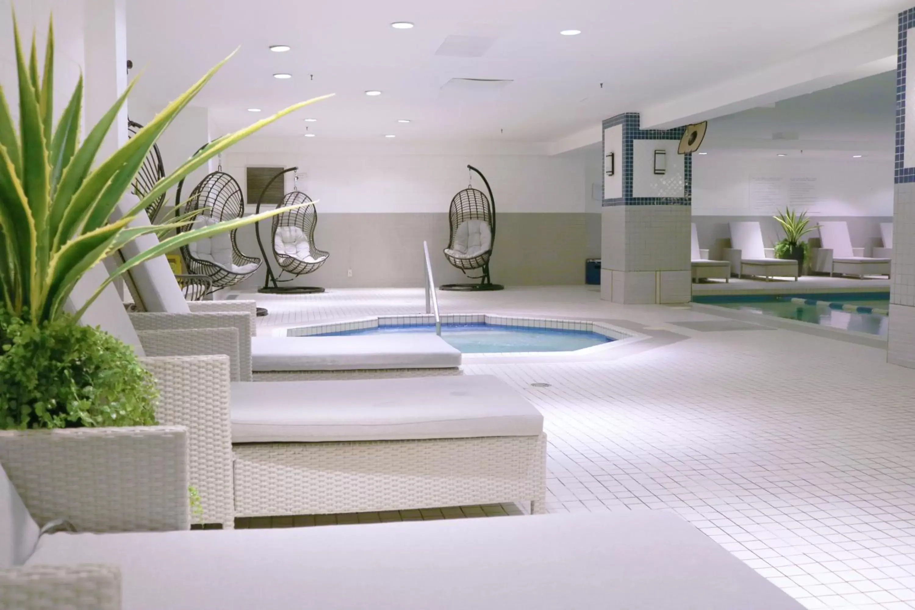 Swimming Pool in Delta Hotels by Marriott Montreal