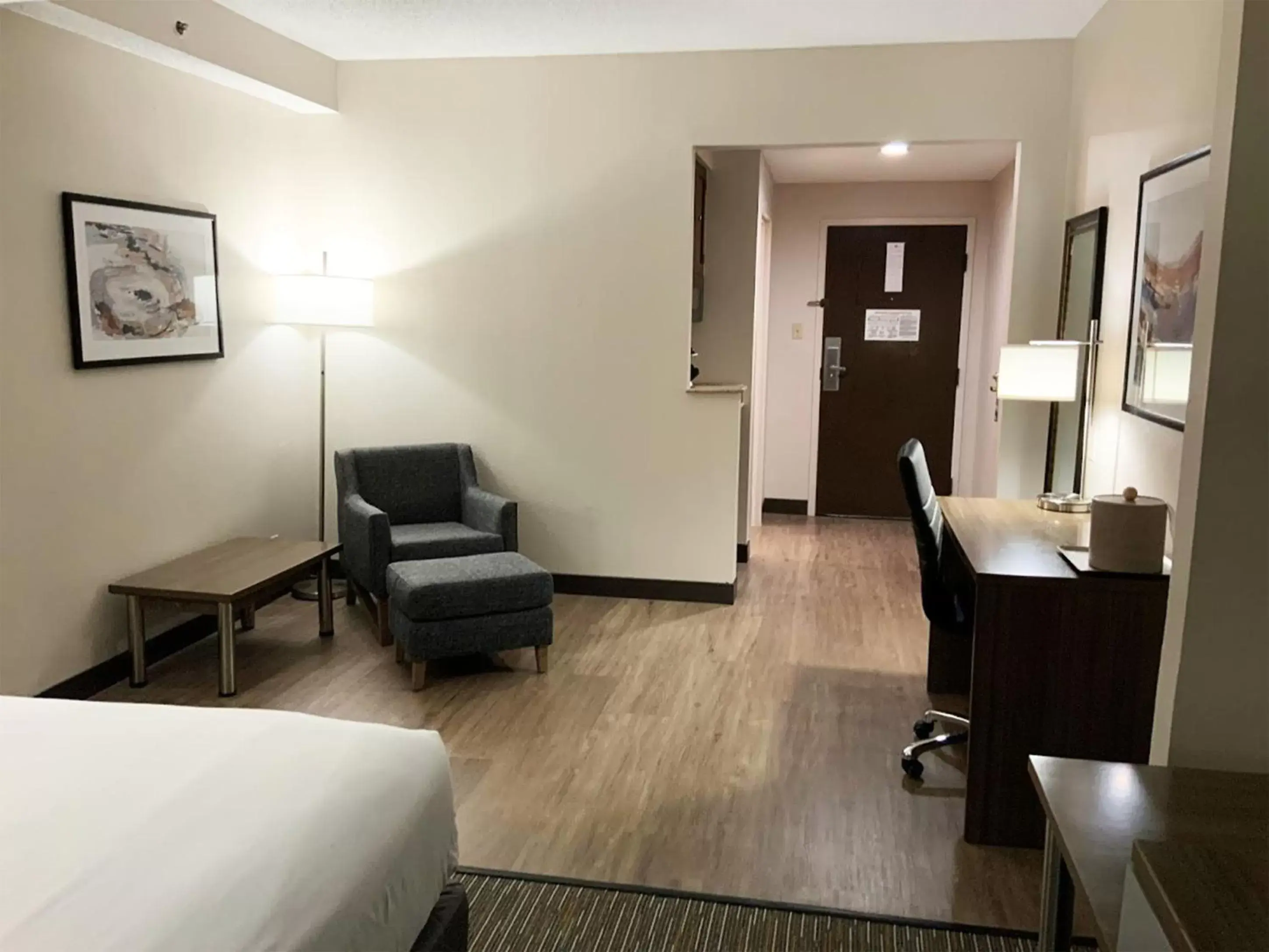 Seating area, Bed in Wingate by Wyndham Jackson Ridgeland Seating area, Bed in Wingate by Wyndham Jackson Ridgeland