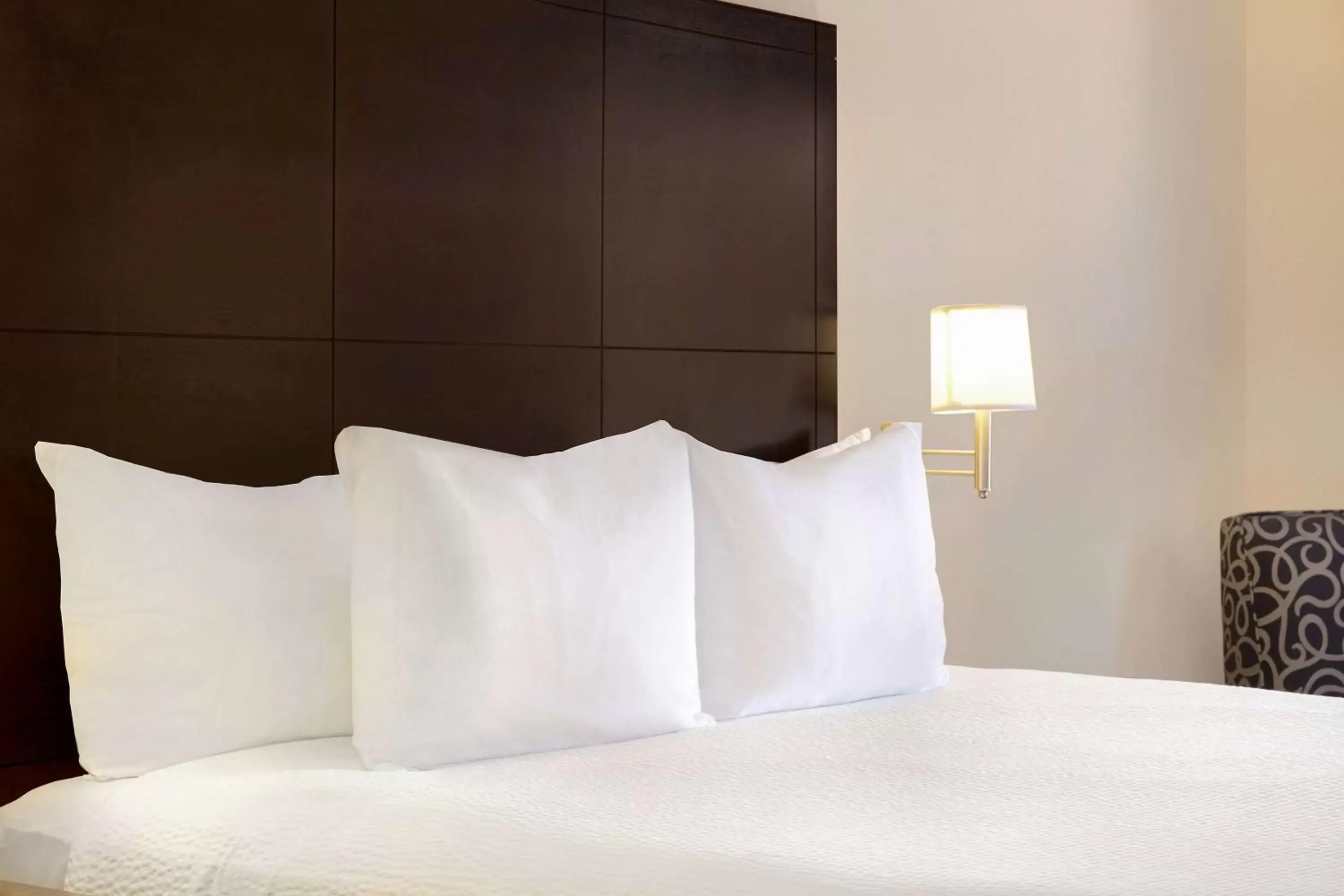 Photo of the whole room, Bed in Days Inn by Wyndham Medicine Hat Photo of the whole room, Bed in Days Inn by Wyndham Medicine Hat