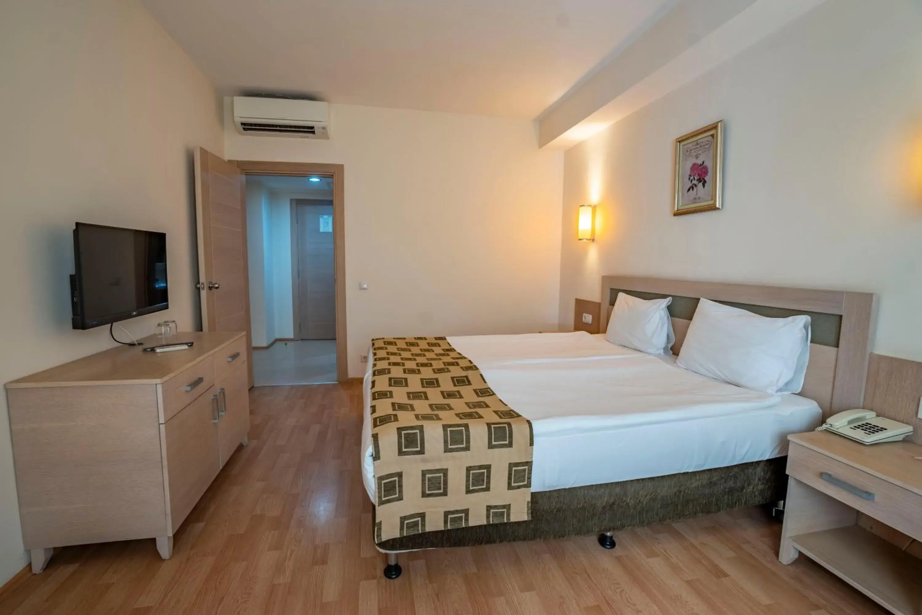 Photo of the whole room, Bed in Side Breeze Hotel Photo of the whole room, Bed in Side Breeze Hotel