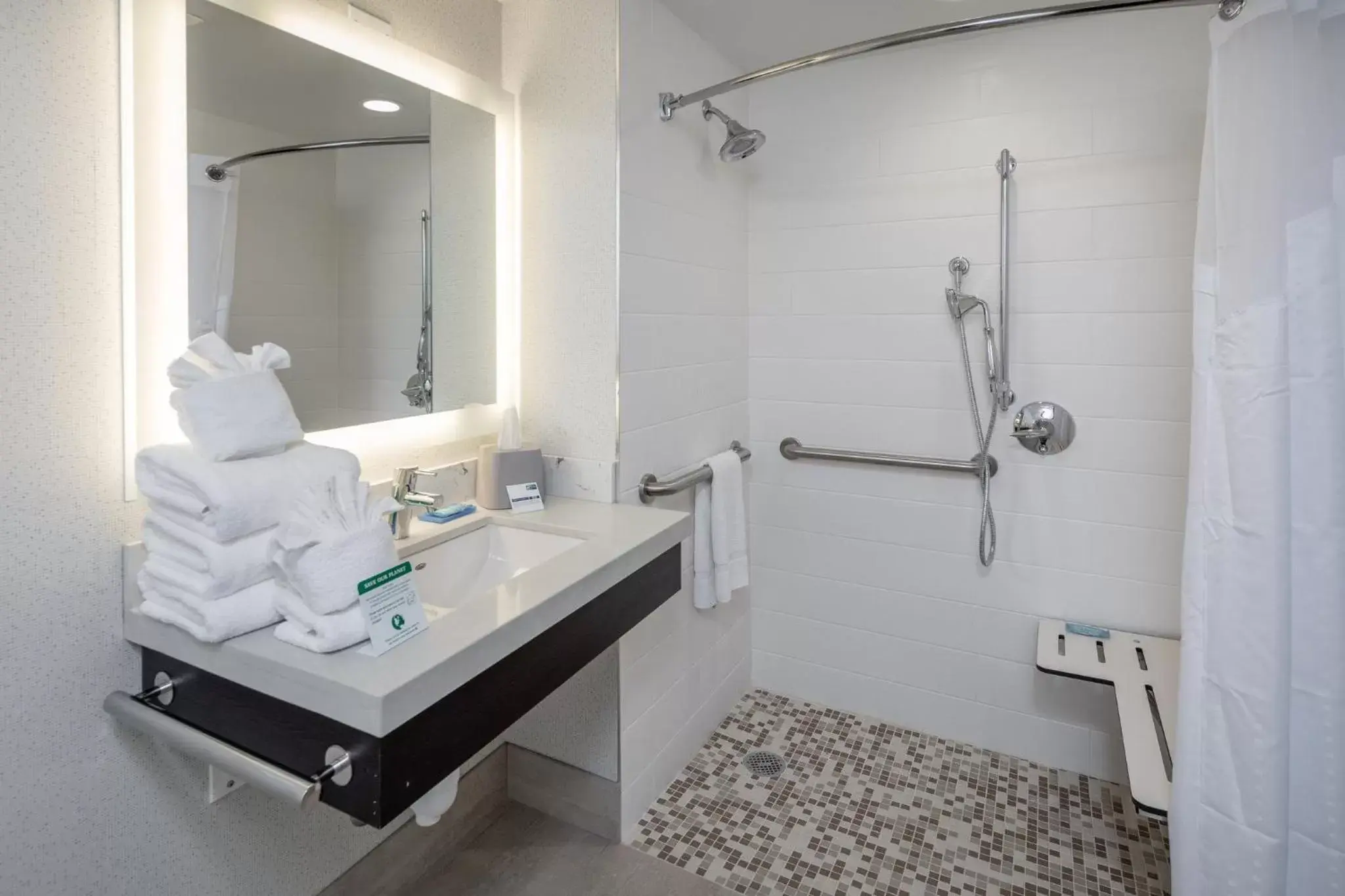 Photo of the whole room, Bathroom in Holiday Inn Express - Sunnyvale - Silicon Valley, an IHG Hotel