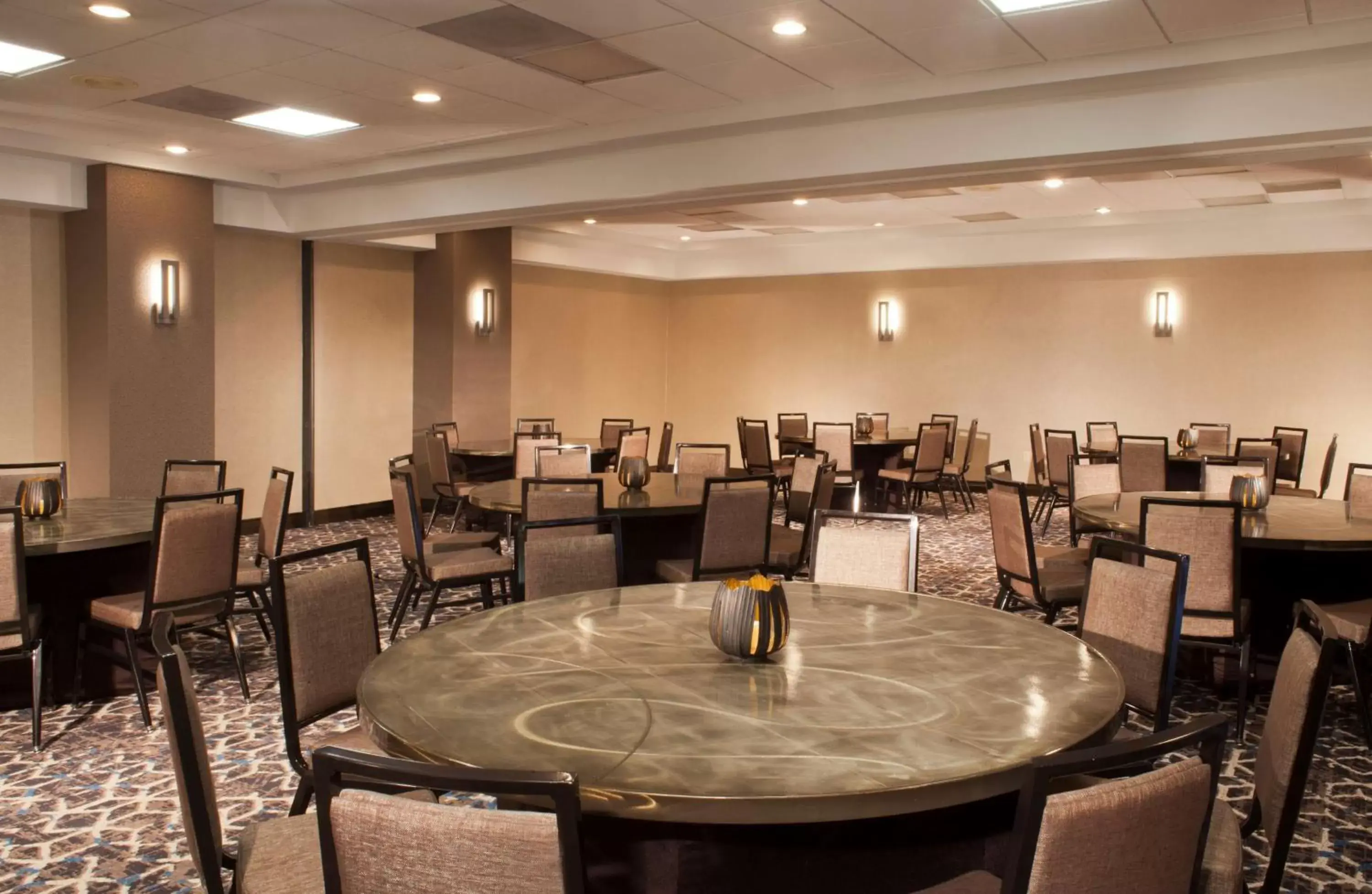 Meeting/conference room, Restaurant/Places to Eat in Embassy Suites by Hilton Dulles Airport