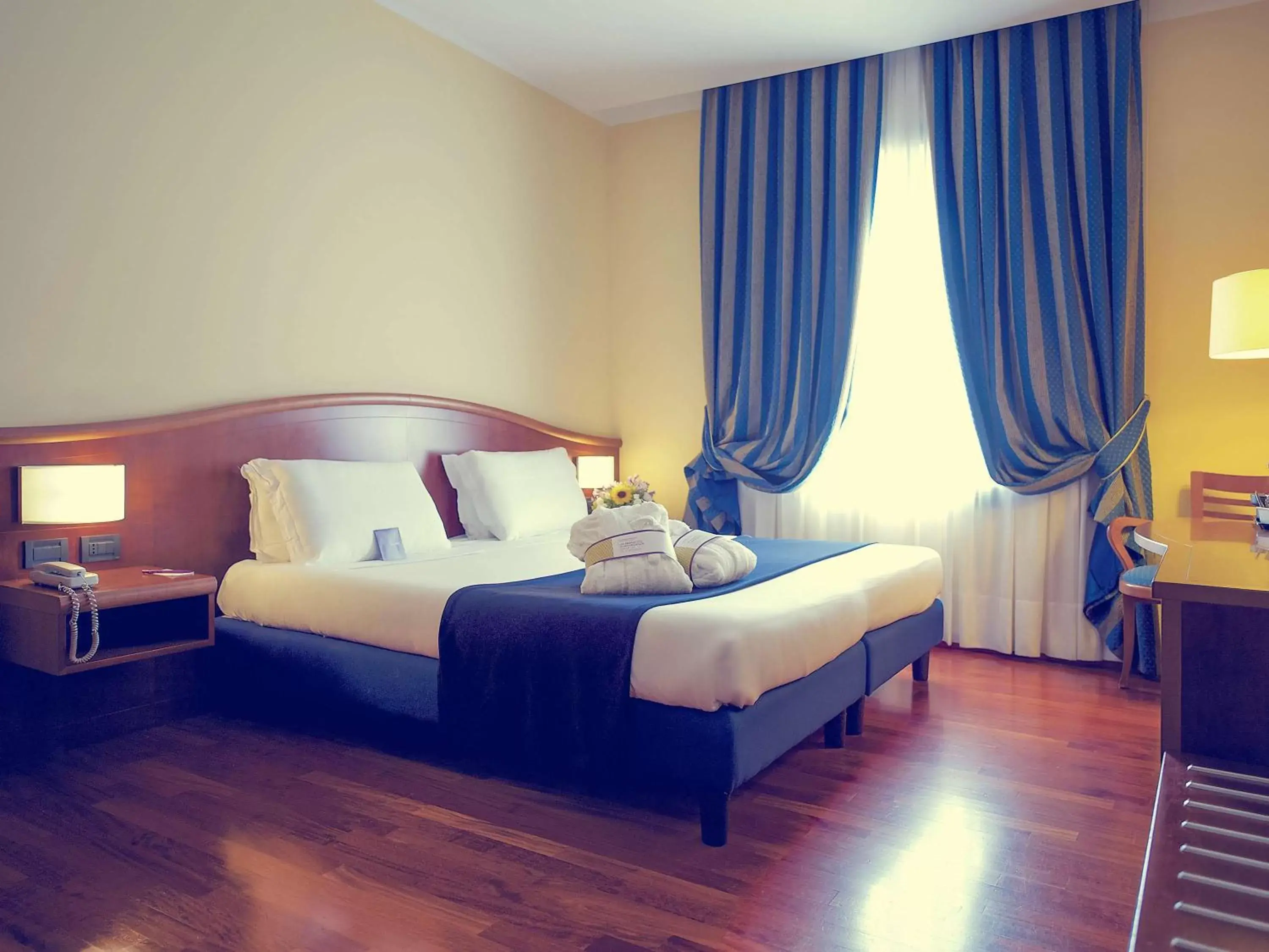 Photo of the whole room, Bed in Mercure Genova San Biagio