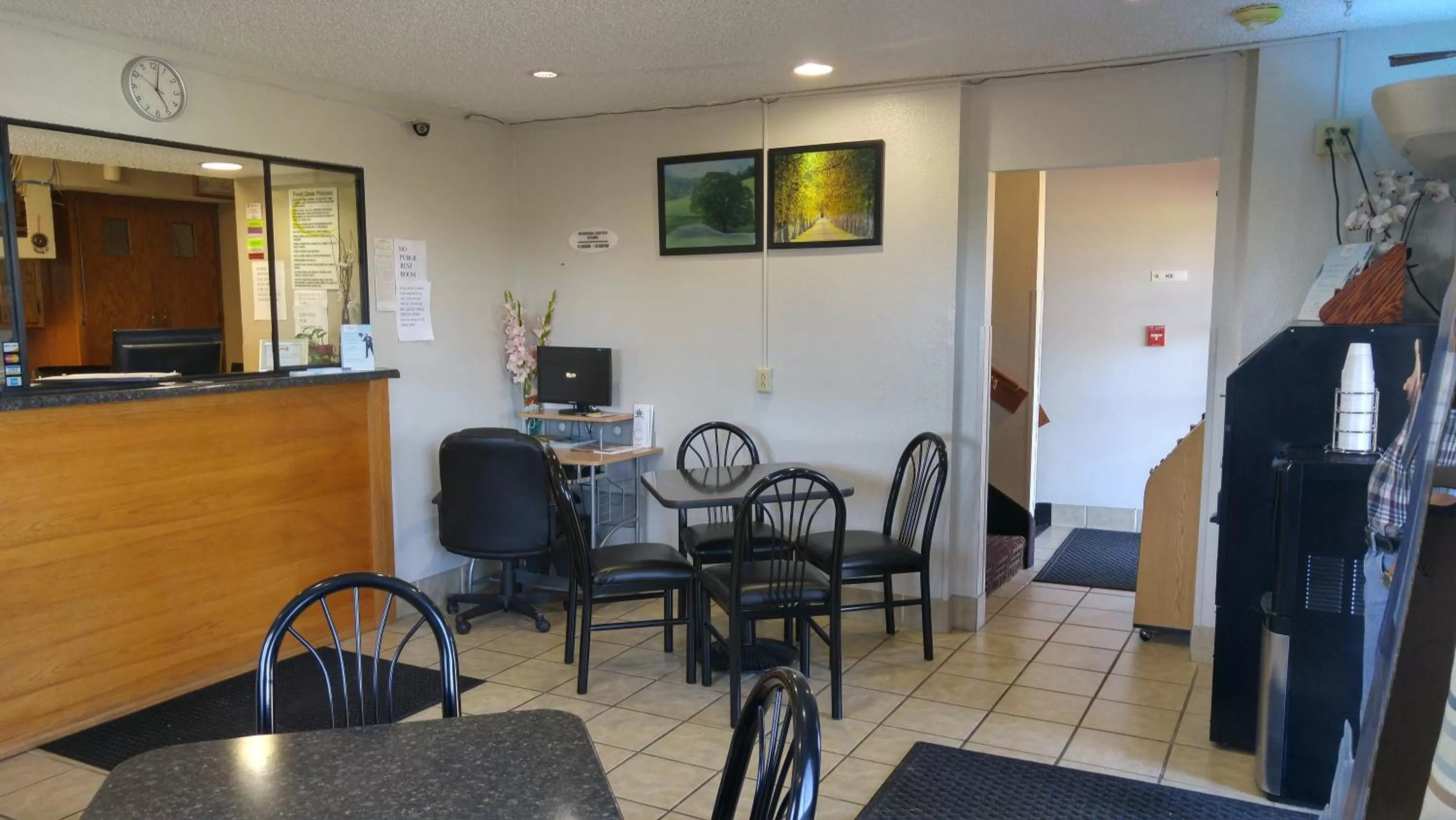 Lobby or reception in Super 8 by Wyndham Waynesboro