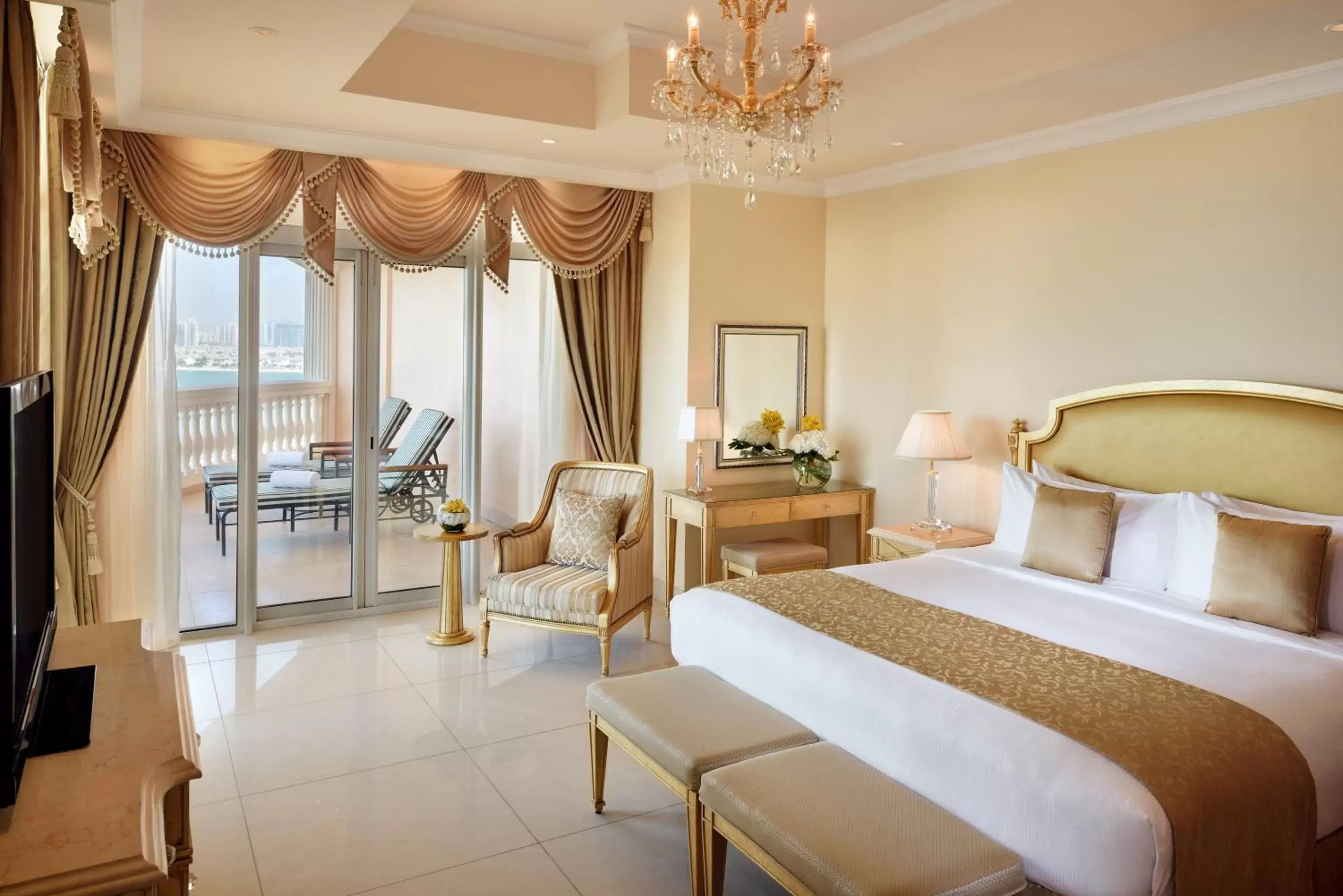 Bed in Kempinski Hotel & Residences Palm Jumeirah