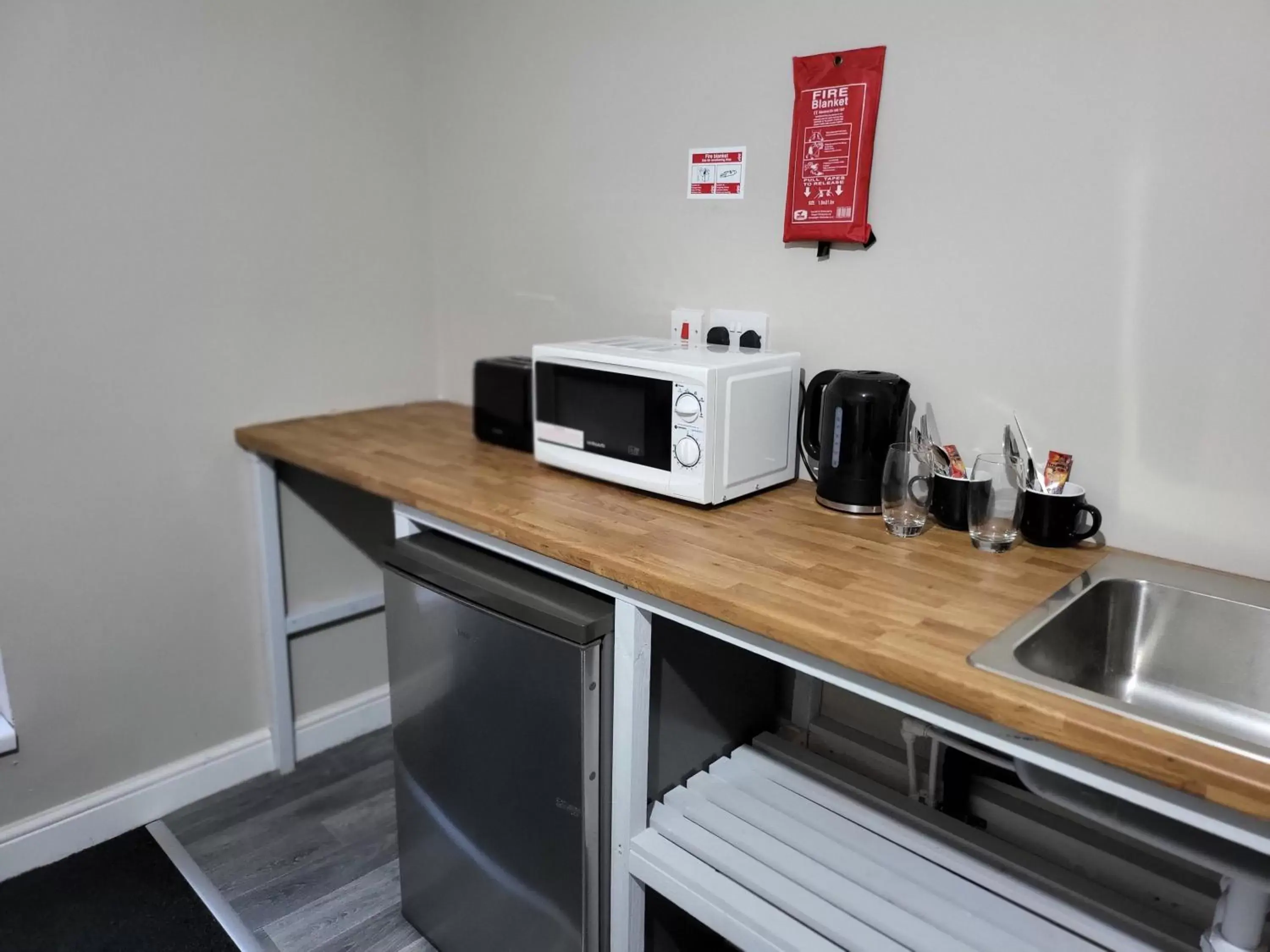 Coffee/tea facilities, Kitchen/Kitchenette in MM Sure Stay Accommodation - NG1