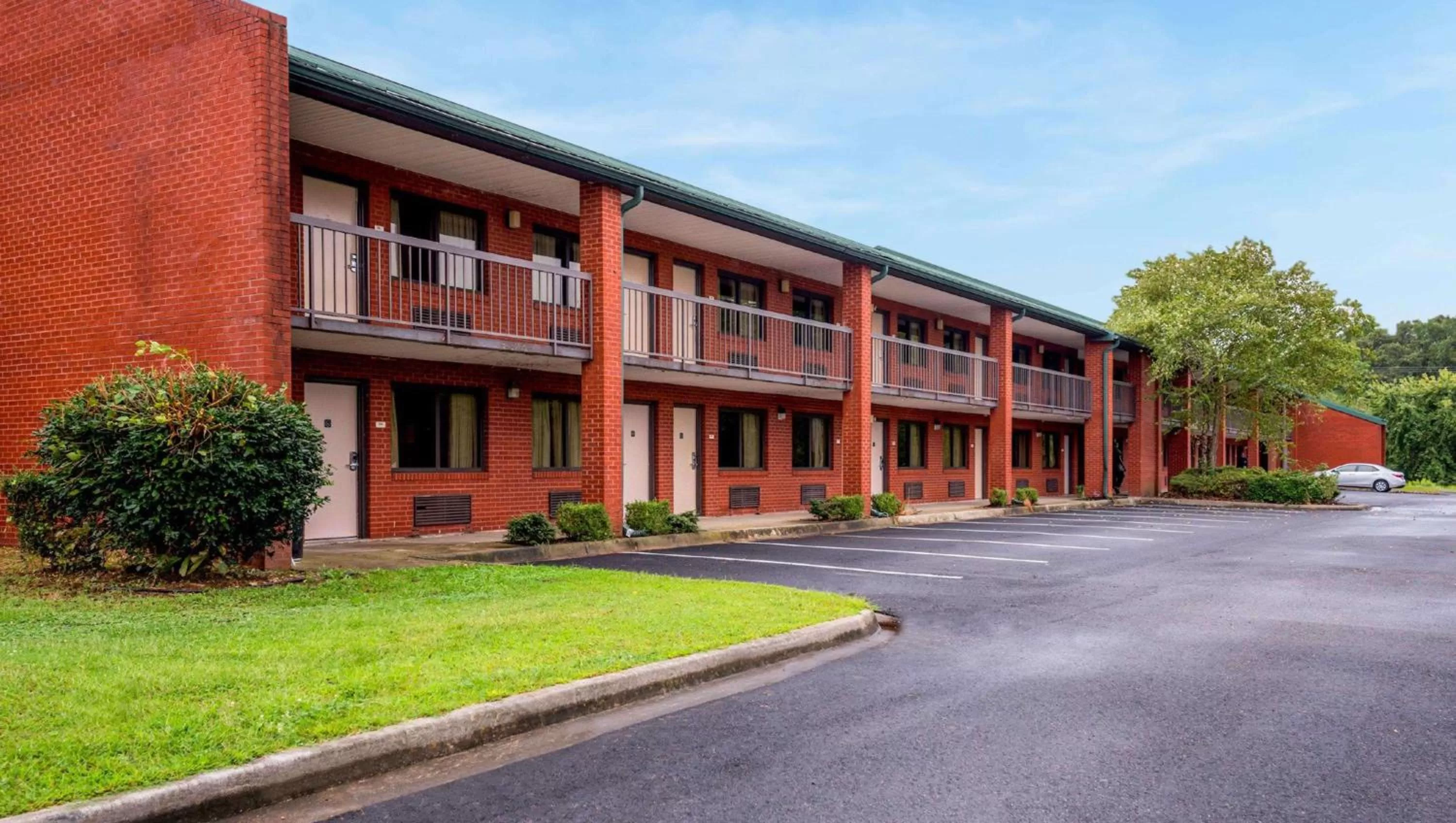 Property building in Studios and Suites 4 Less Emporia