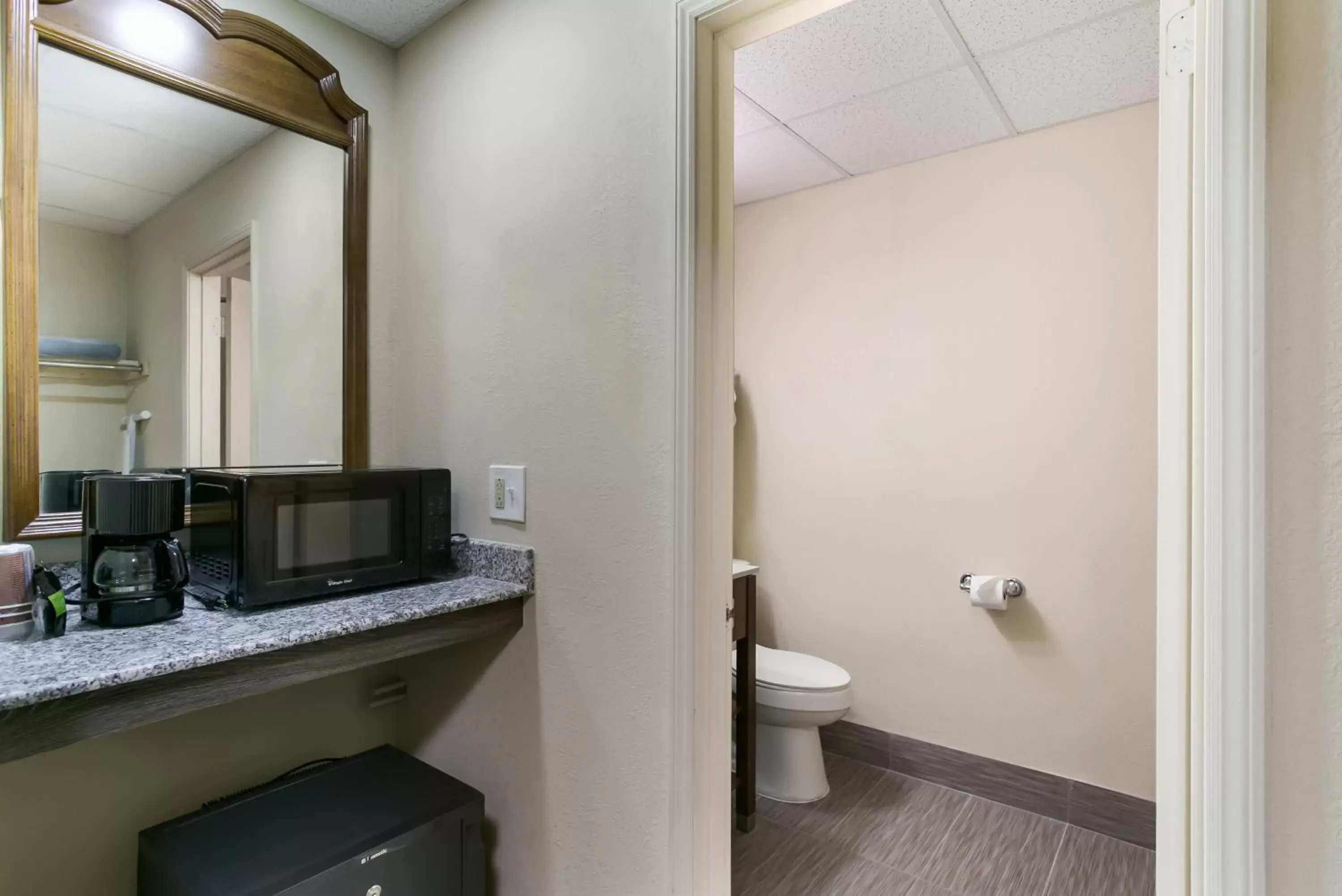 oven, Bathroom in Eisenhower Hotel and Conference Center