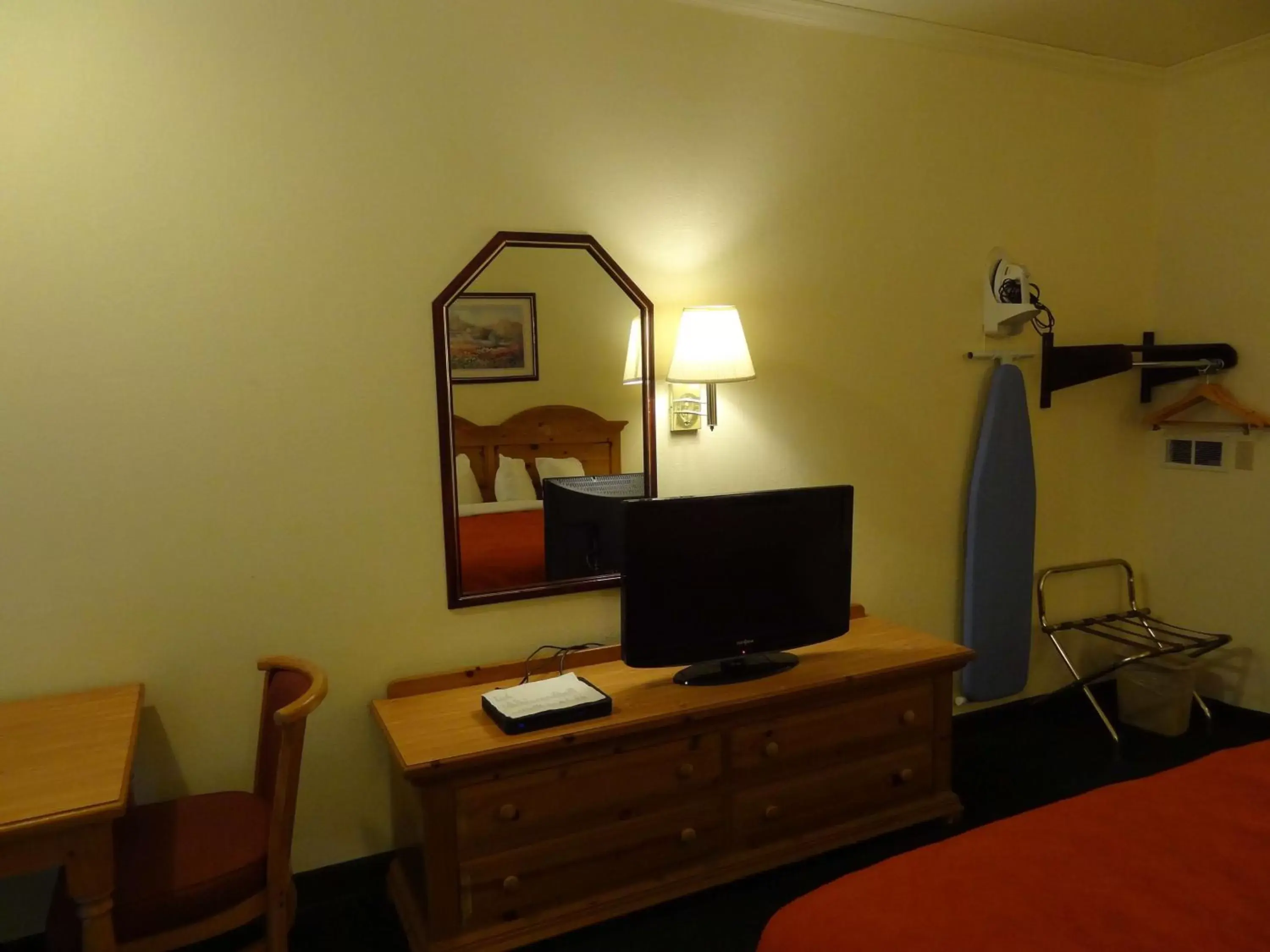 Photo of the whole room, TV/Entertainment Center in Portland Inn - Indiana