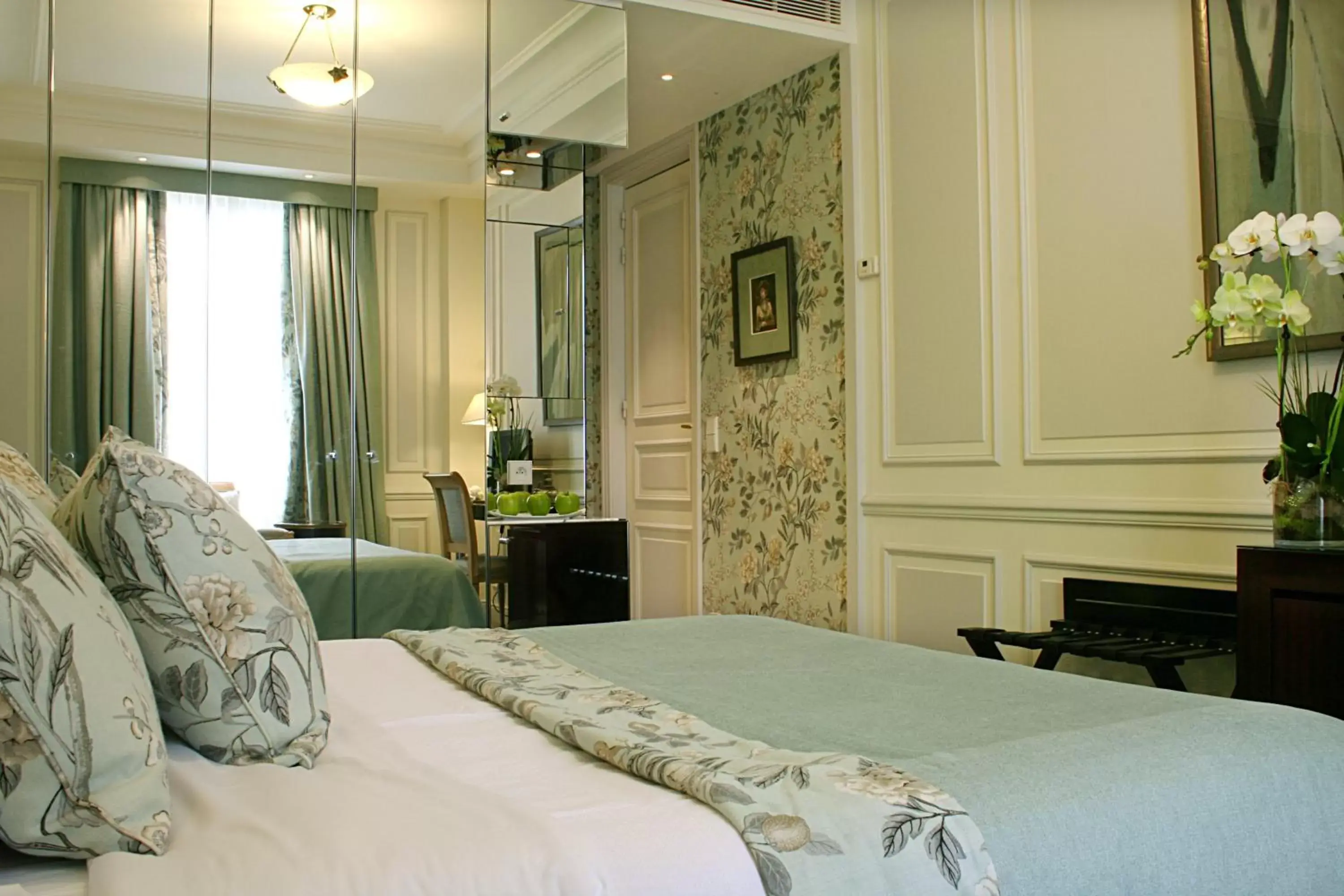 Photo of the whole room, Bed in Hôtel San Régis