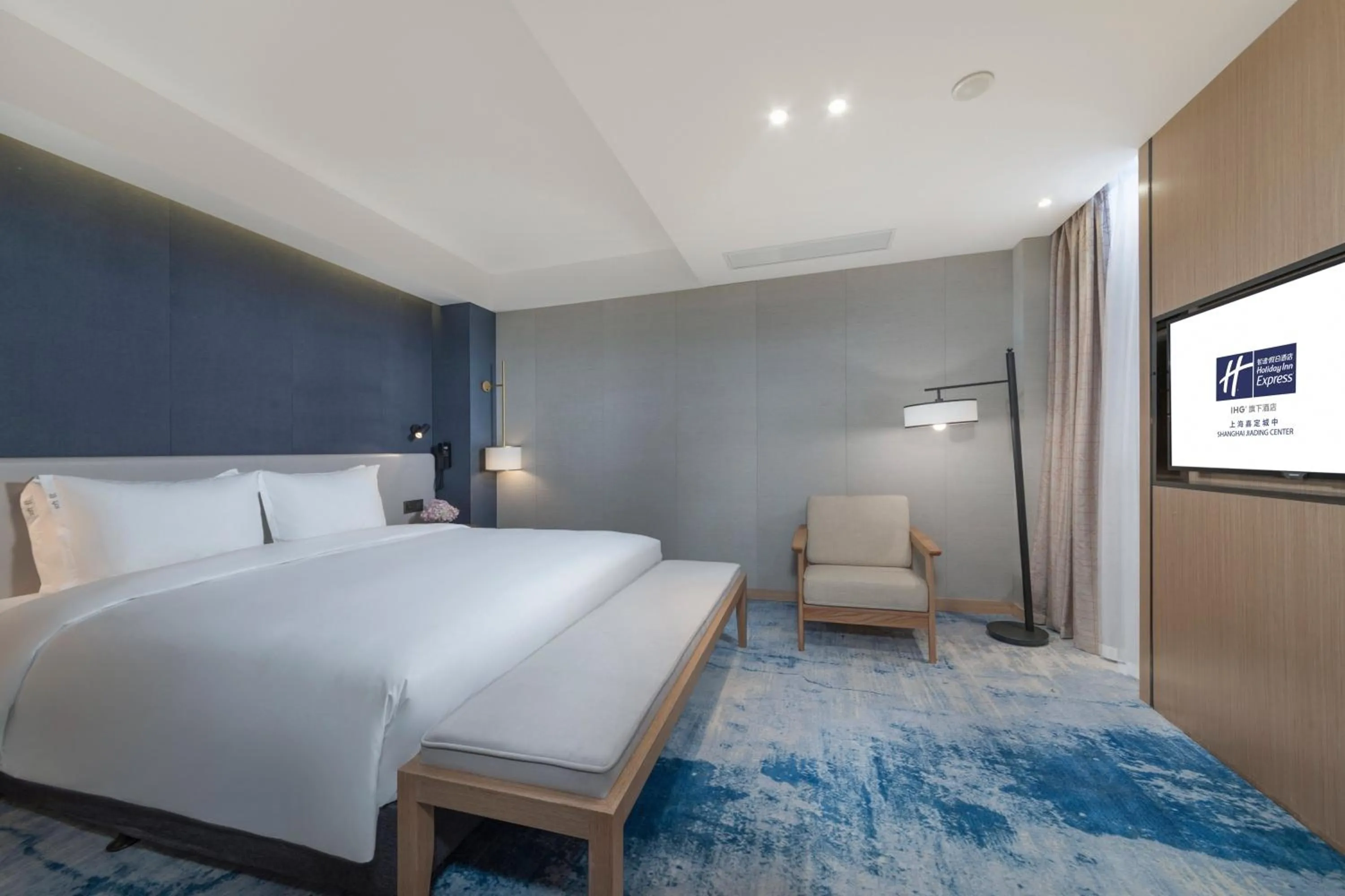 Photo of the whole room, Bed in Holiday Inn Express Shanghai Jiading Center by IHG
