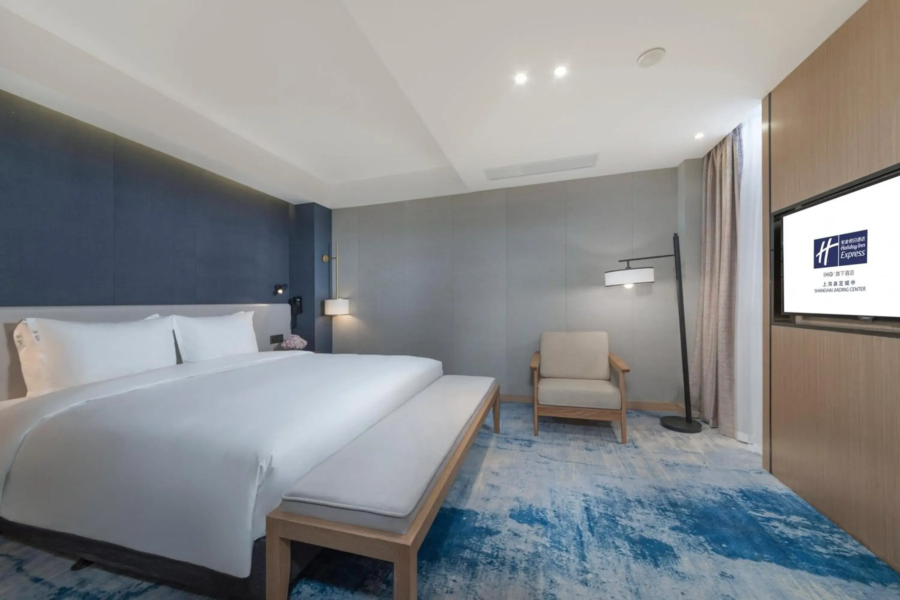 Bedroom, Bed in Holiday Inn Express Shanghai Jiading Center, an IHG Hotel