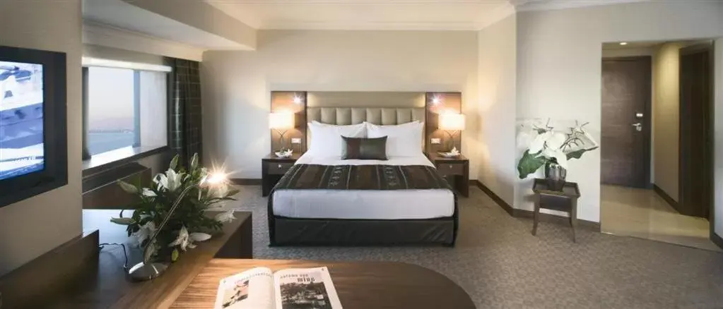 Bedroom, Bed in Mövenpick Hotel Izmir