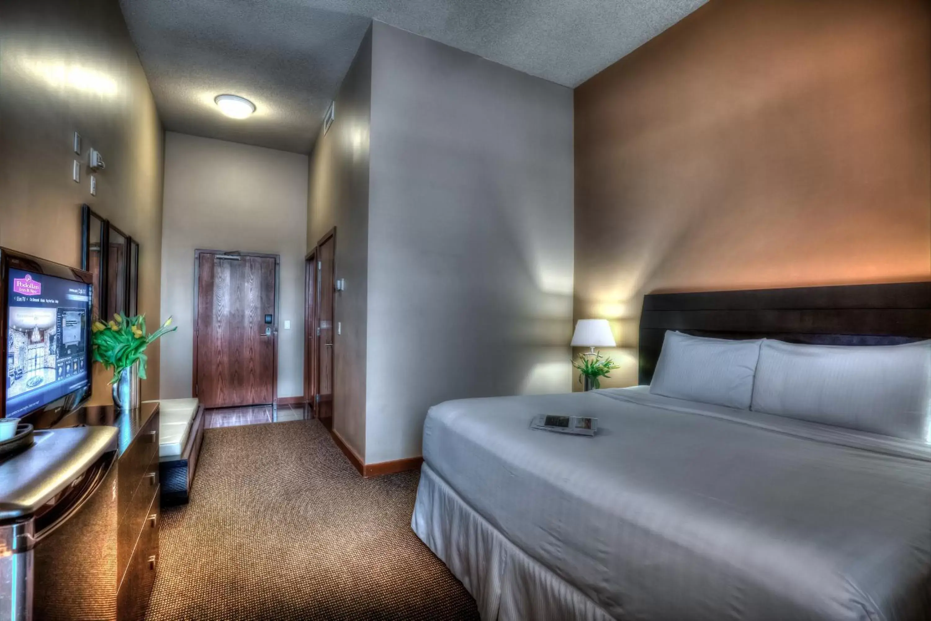 Bed in Podollan Inn & Spa - Grande Prairie