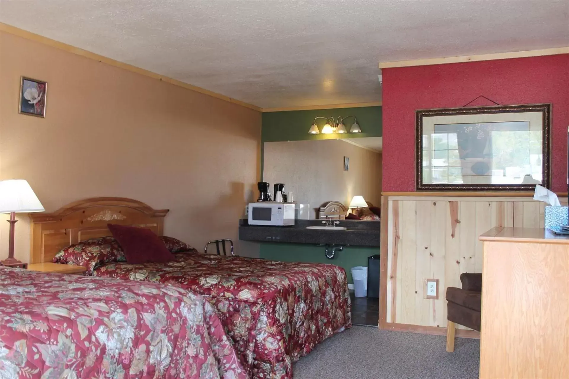 Photo of the whole room, Kitchen/Kitchenette in Whitney Portal Hotel And Hostel