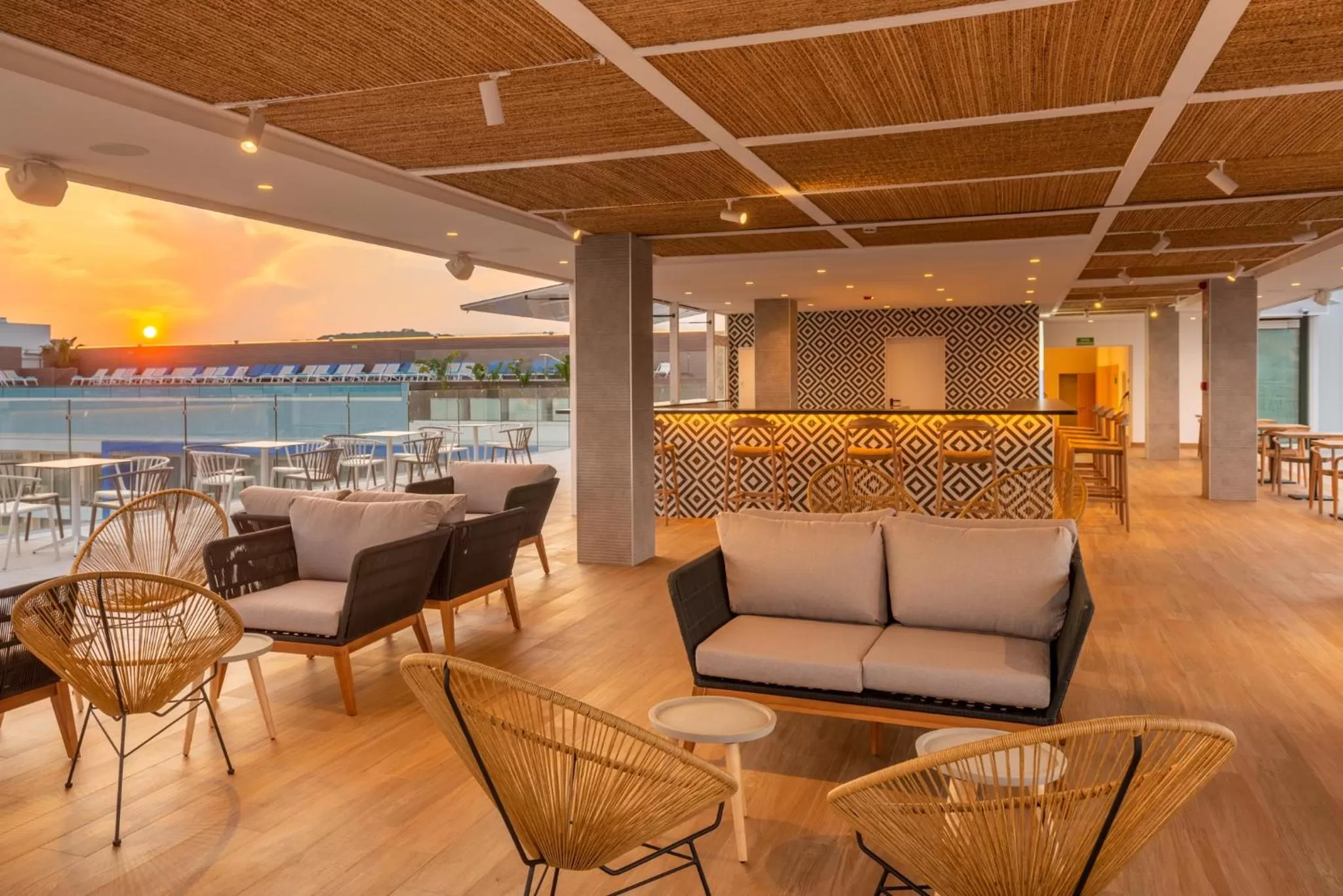 Restaurant/places to eat in L'Azure Hotel 4* Sup