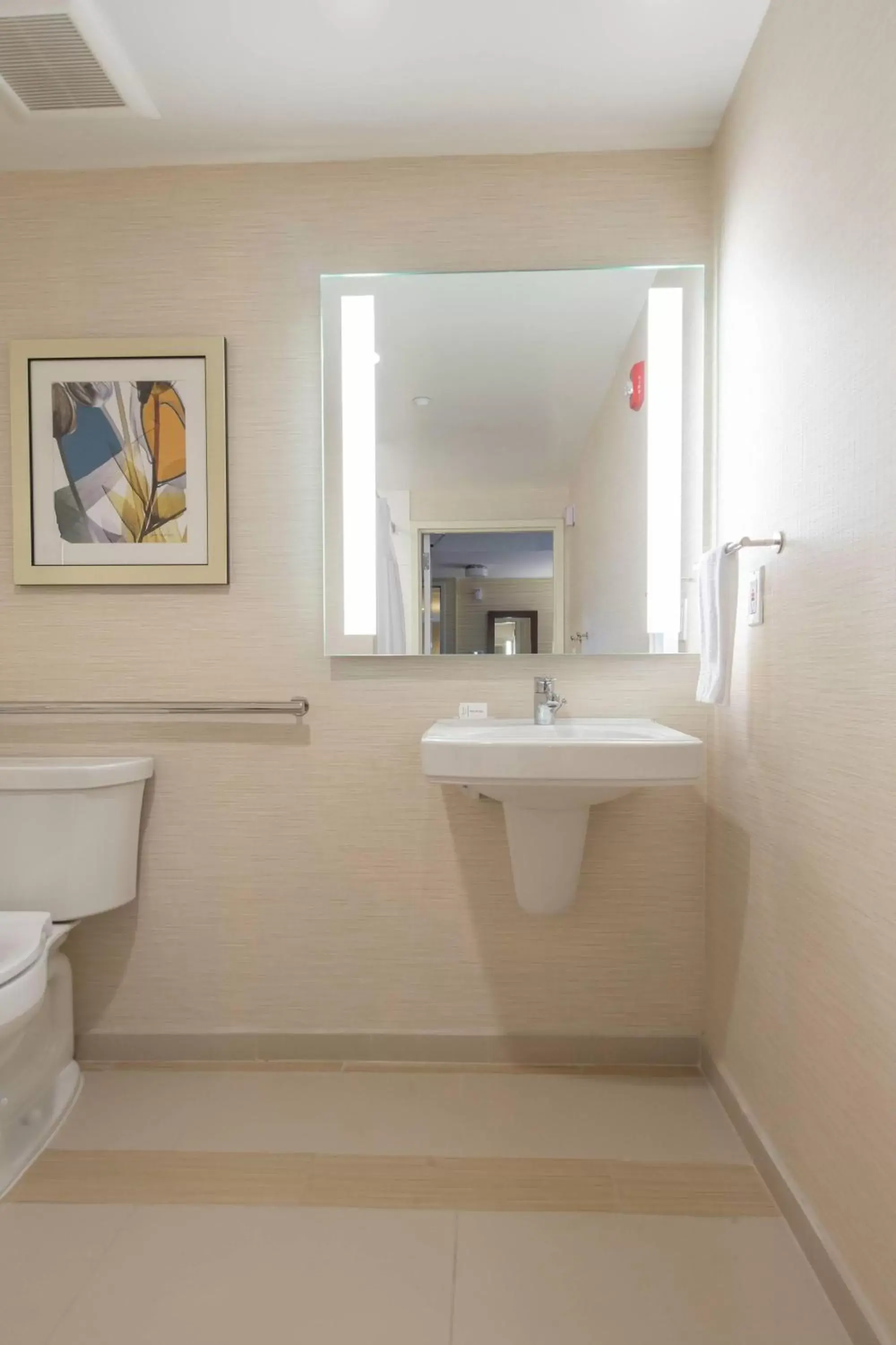 Bathroom in Fairfield Inn & Suites by Marriott New York Queens/Fresh Meadows
