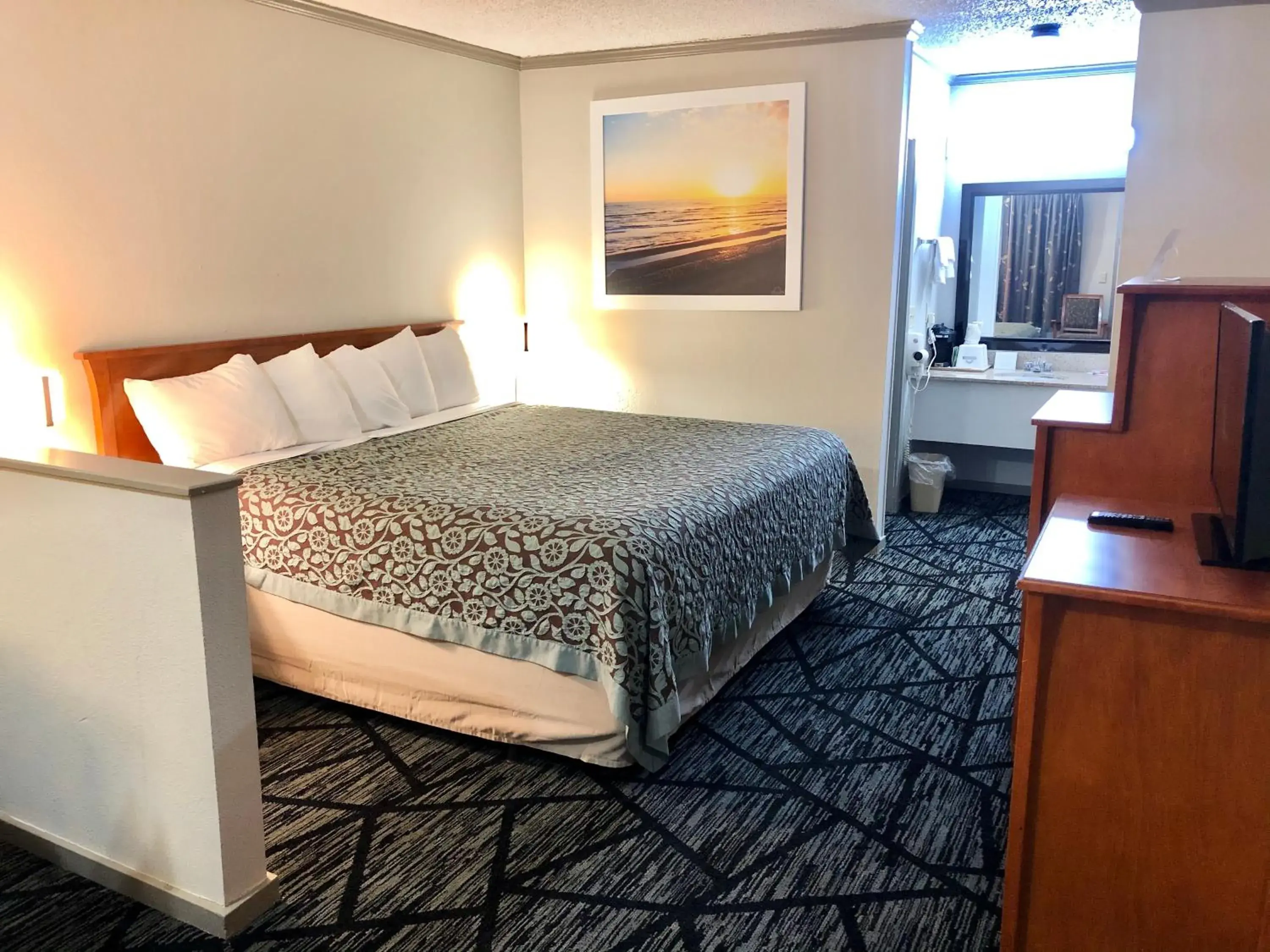 Photo of the whole room, Bed in Days Inn by Wyndham Manning