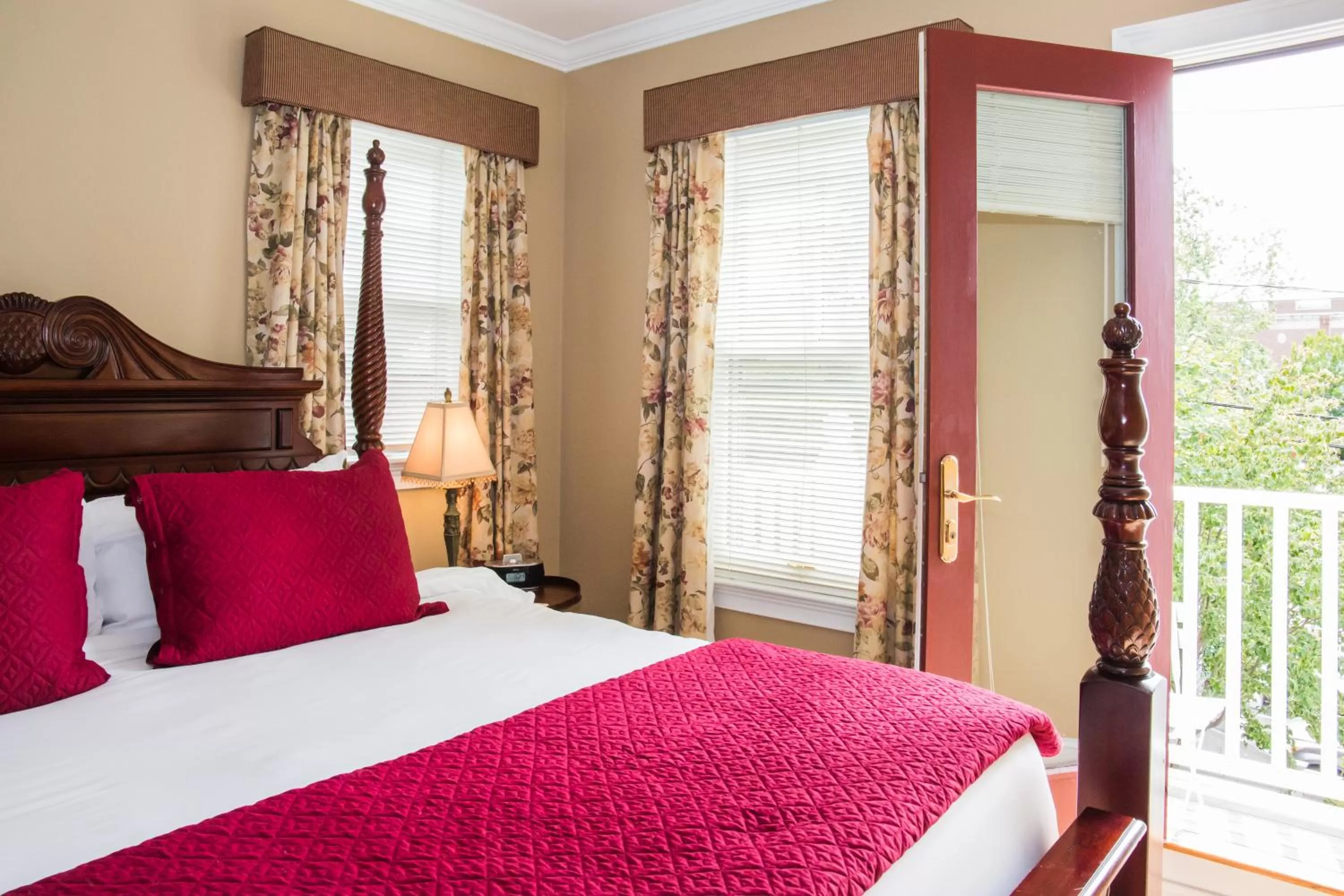 Bedroom, Bed in Almondy Inn Bed & Breakfast