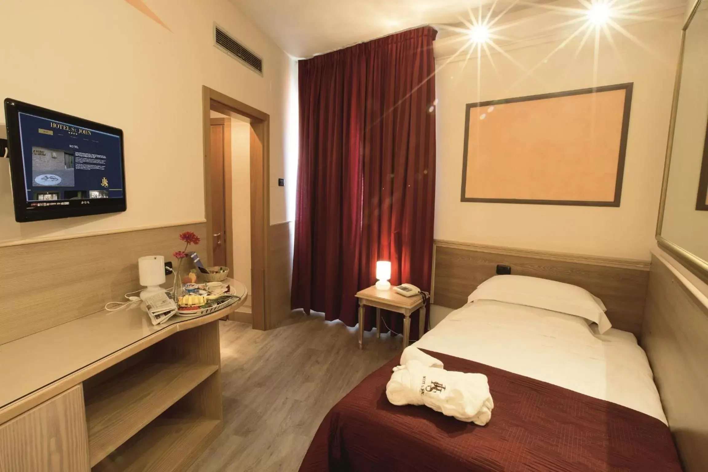Bed, Room Photo in iH Hotels Milano St. John
