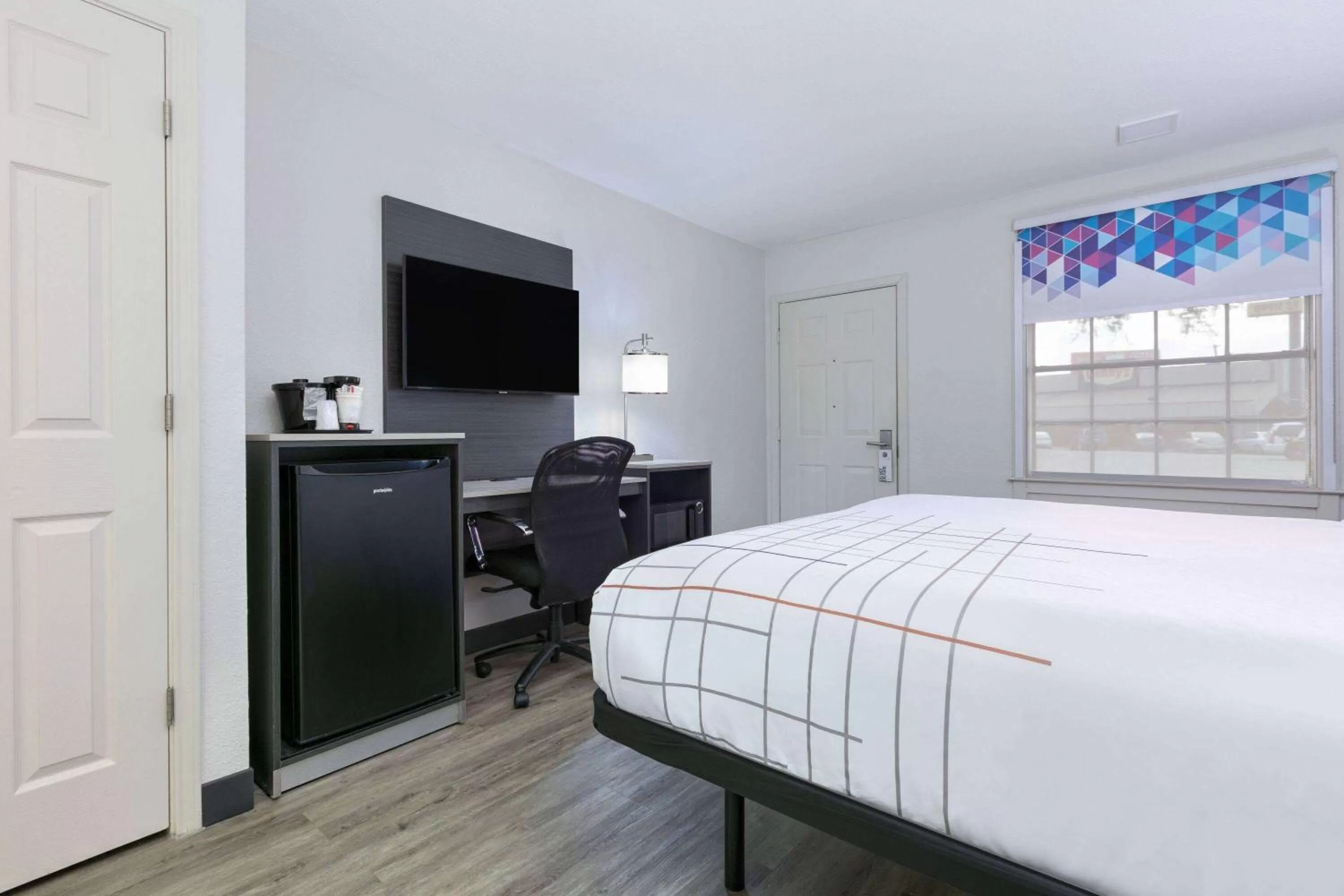 Photo of the whole room, Bed in La Quinta Inn by Wyndham Dallas Uptown