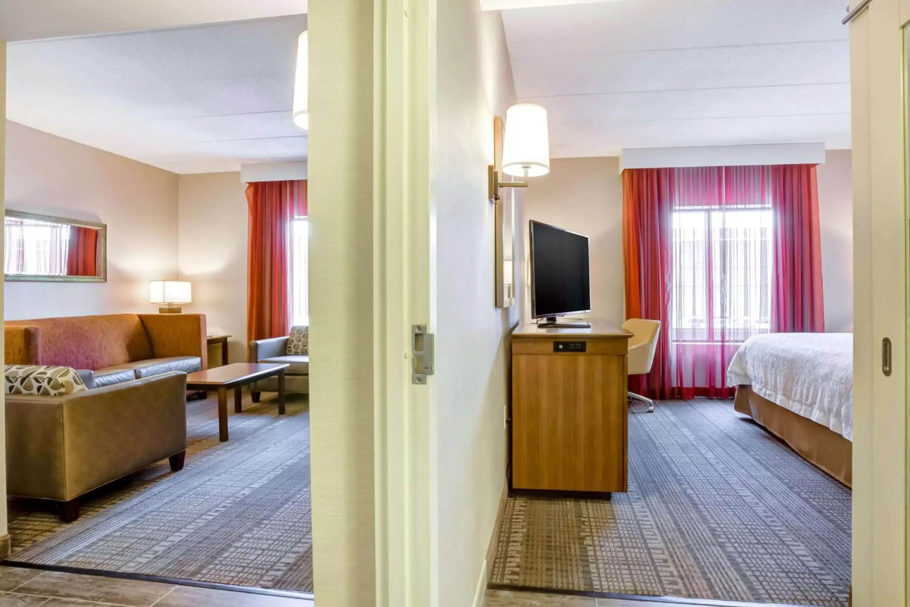 Bed, Seating Area in Hampton Inn Boston-Norwood