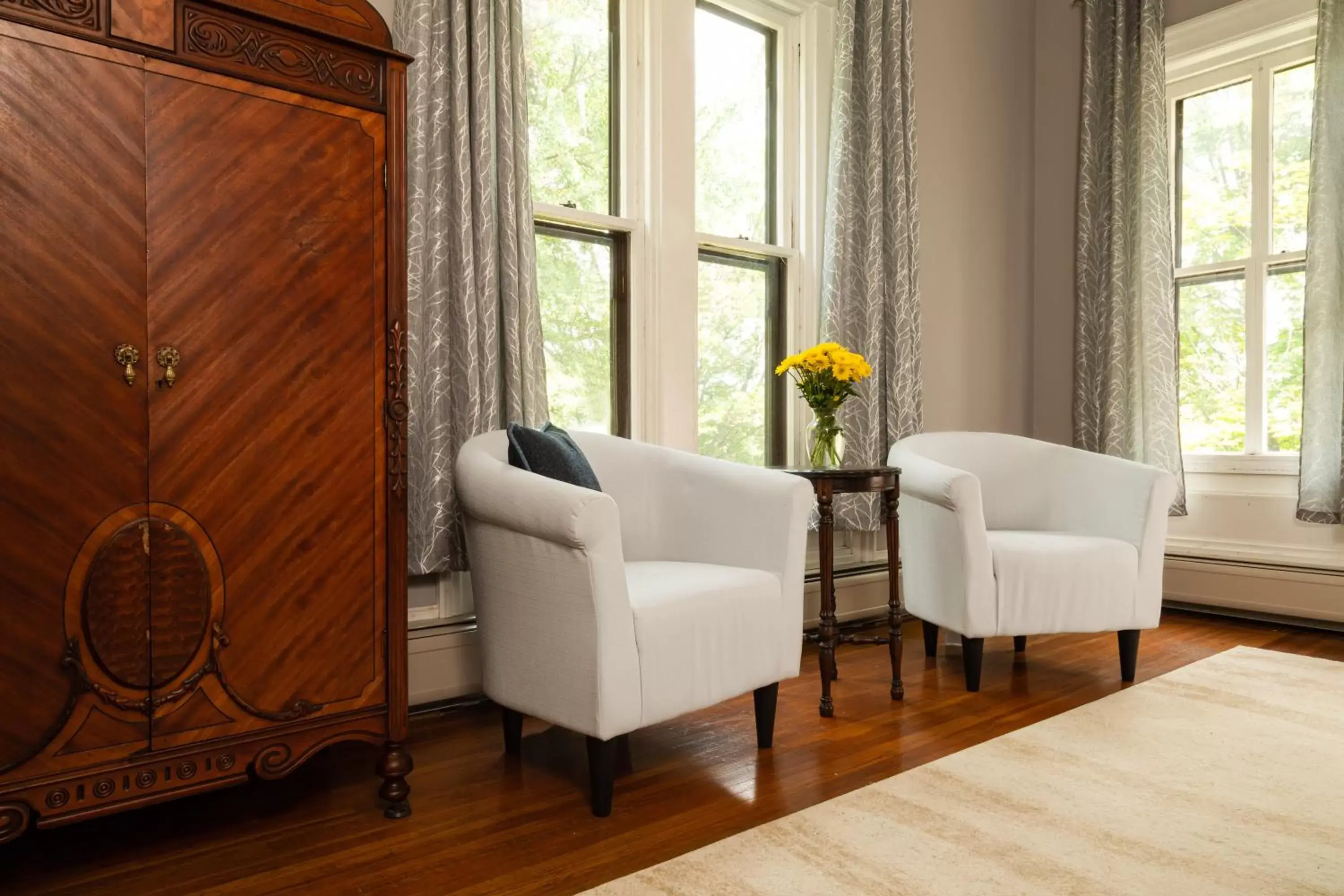 Seating Area in Rosemont Inn