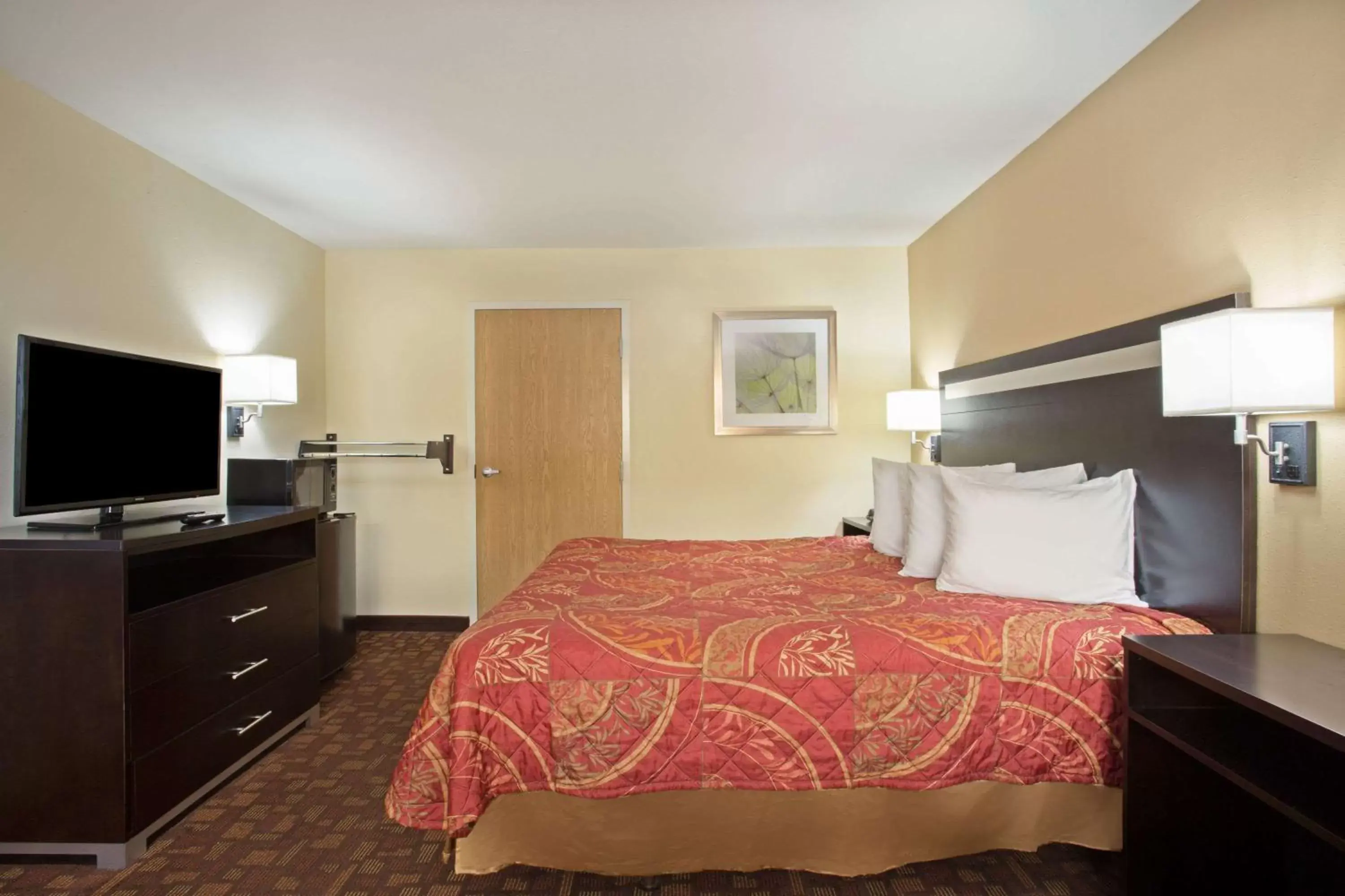 Photo of the whole room, Bed in Days Inn by Wyndham Hammond