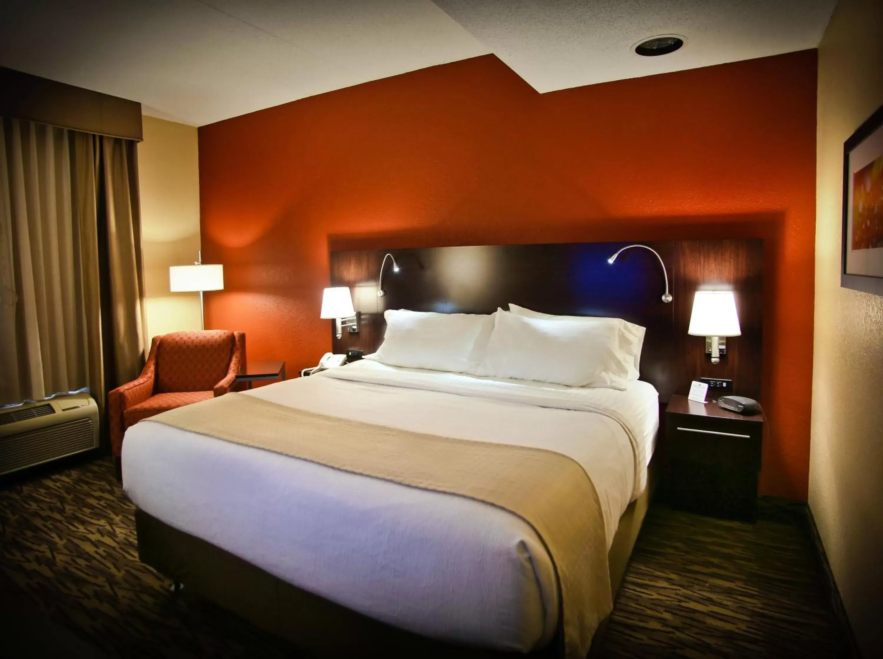 Photo of the whole room, Bed in Holiday Inn & Suites Downtown La Crosse, an IHG Hotel