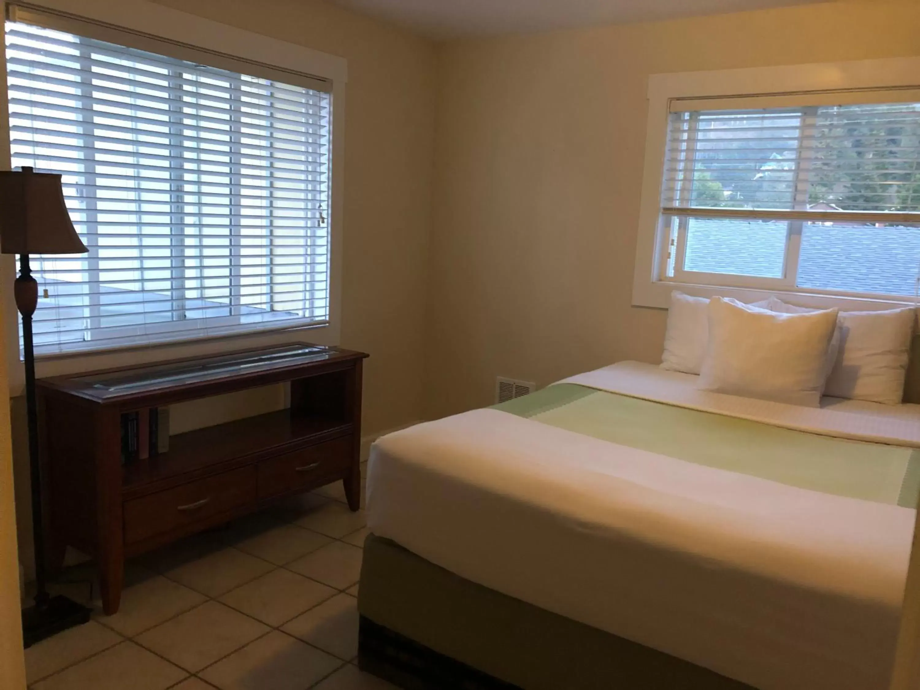 Bedroom, Bed in Pacific Reef Hotel & Light Show