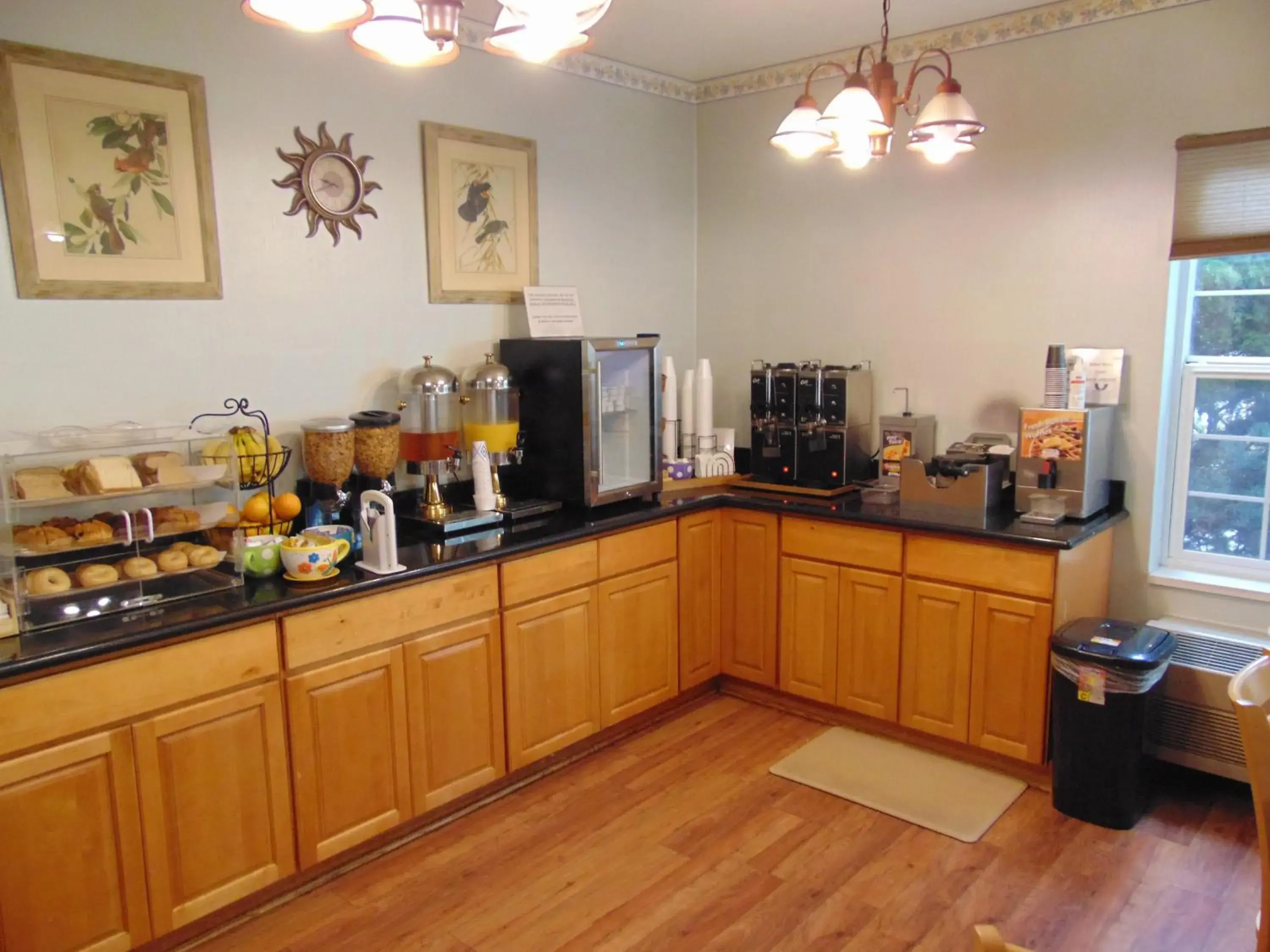 Buffet breakfast, Kitchen/Kitchenette in Bellis Inn