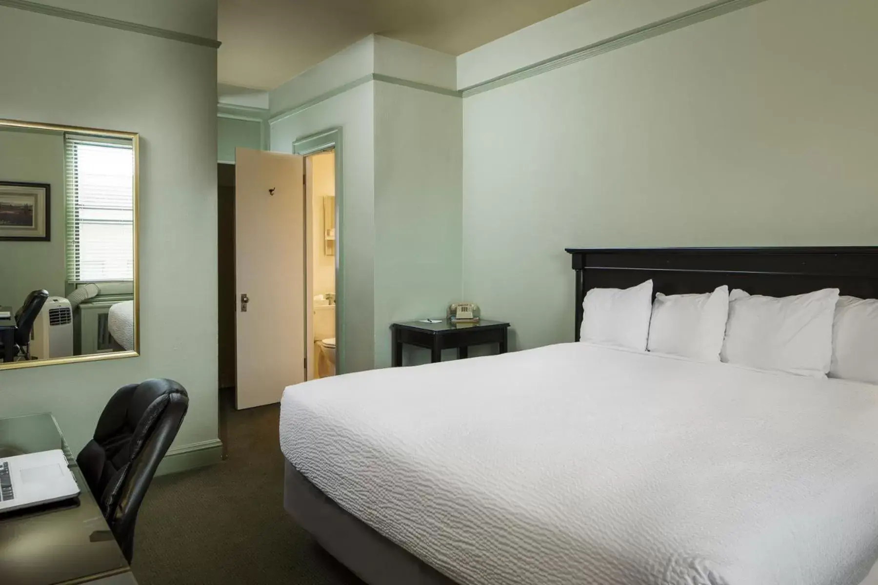 Bed in Finlen Hotel and Motor Inn