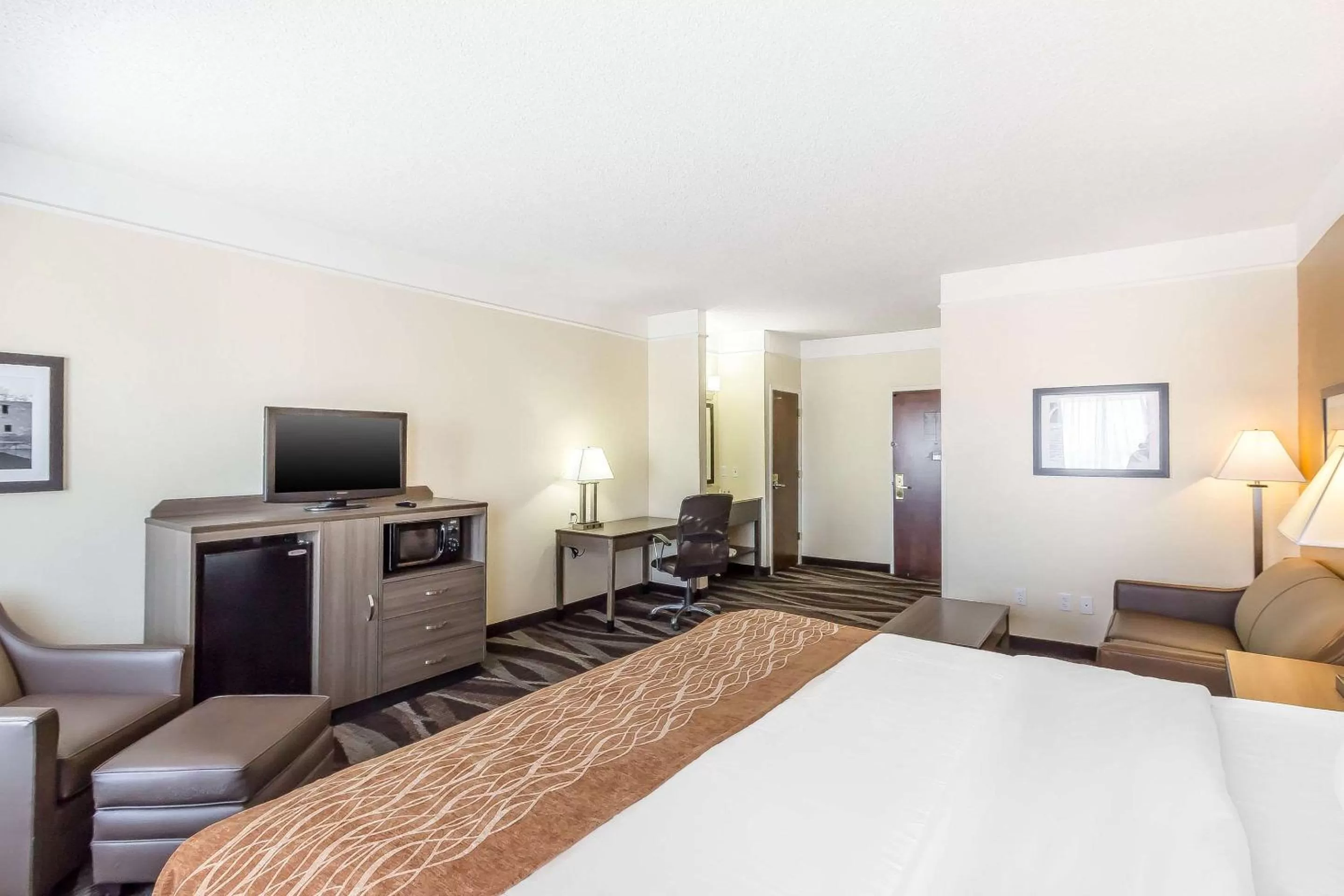 Photo of the whole room, Bed in Comfort Inn near Frost Bank Center