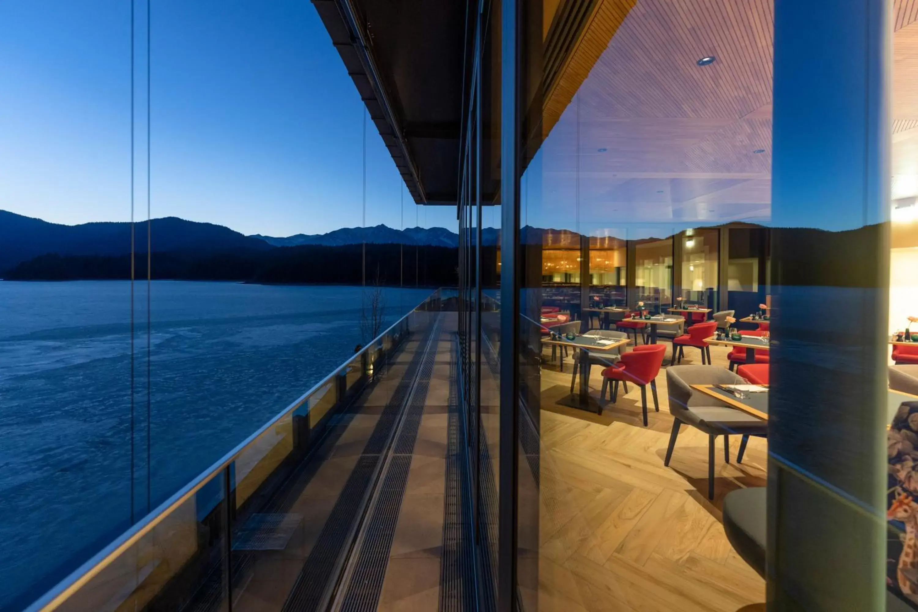 Restaurant/places to eat, Balcony/Terrace in Eibsee Hotel