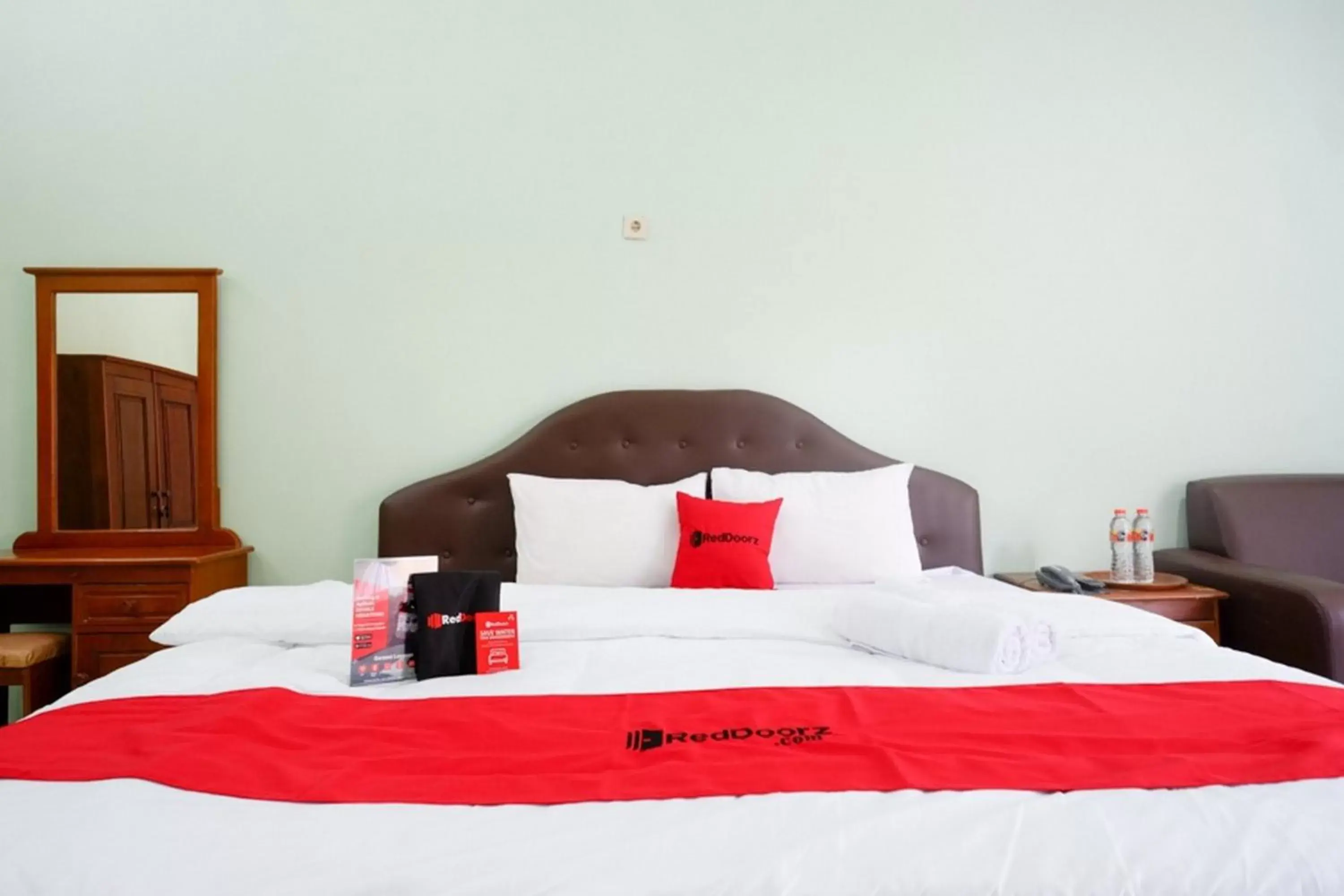 Bedroom, Bed in RedDoorz Plus near Stadion Wijaya Kusuma