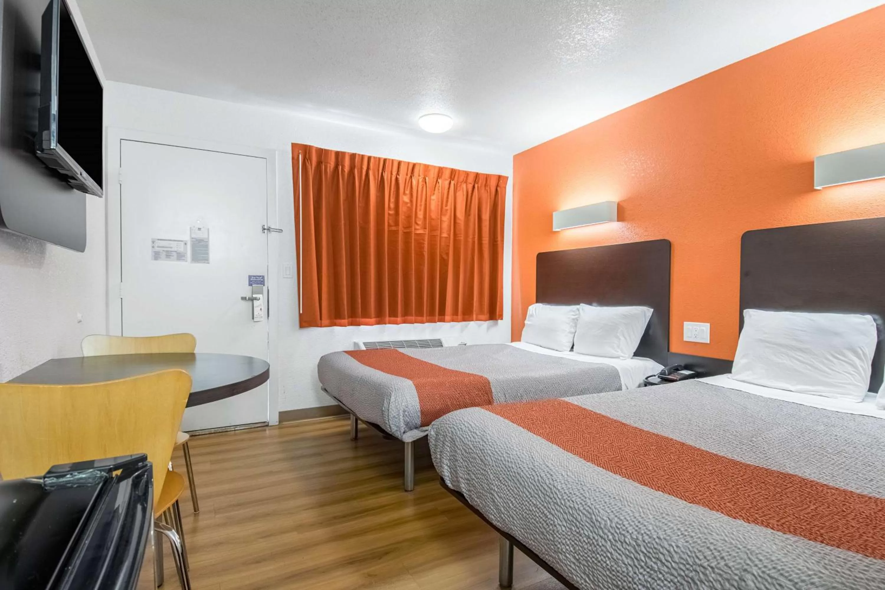 TV and multimedia, Bed in Motel 6 Bakersfield