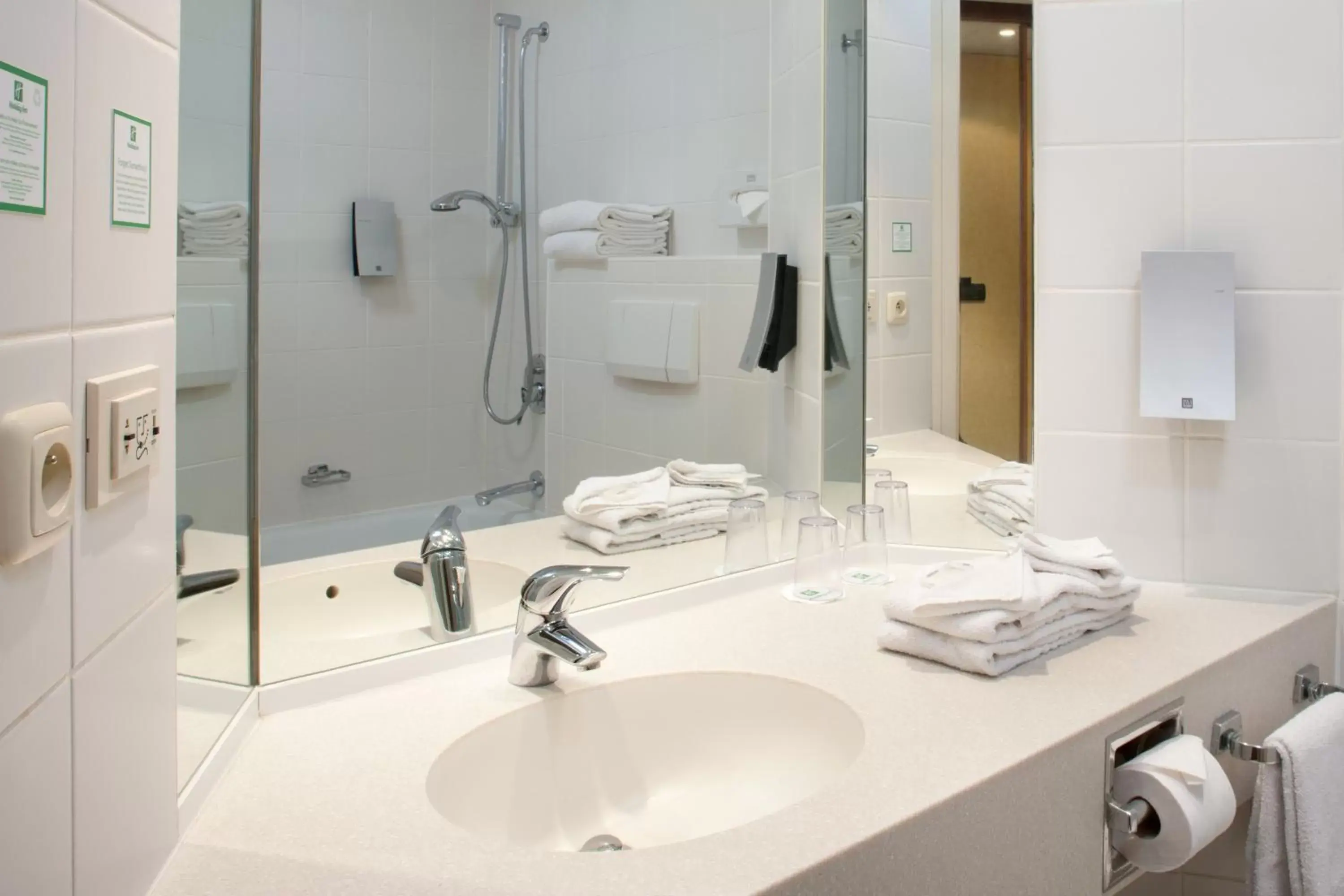 Bathroom in Holiday Inn Gent Expo by IHG Bathroom in Holiday Inn Gent Expo by IHG